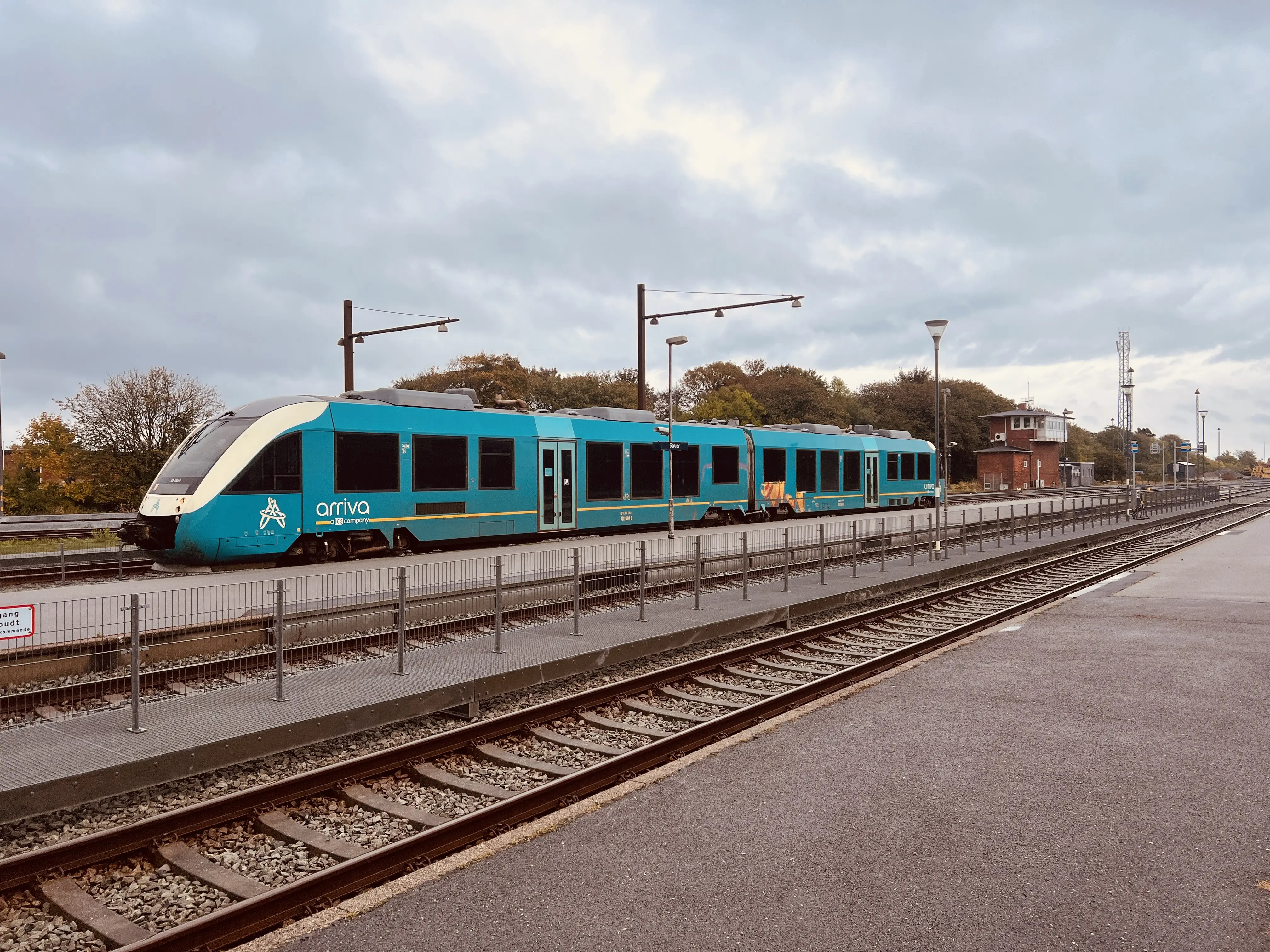 Billede af tog ud for Struer Station. Billede af tog ud for Struer Station.