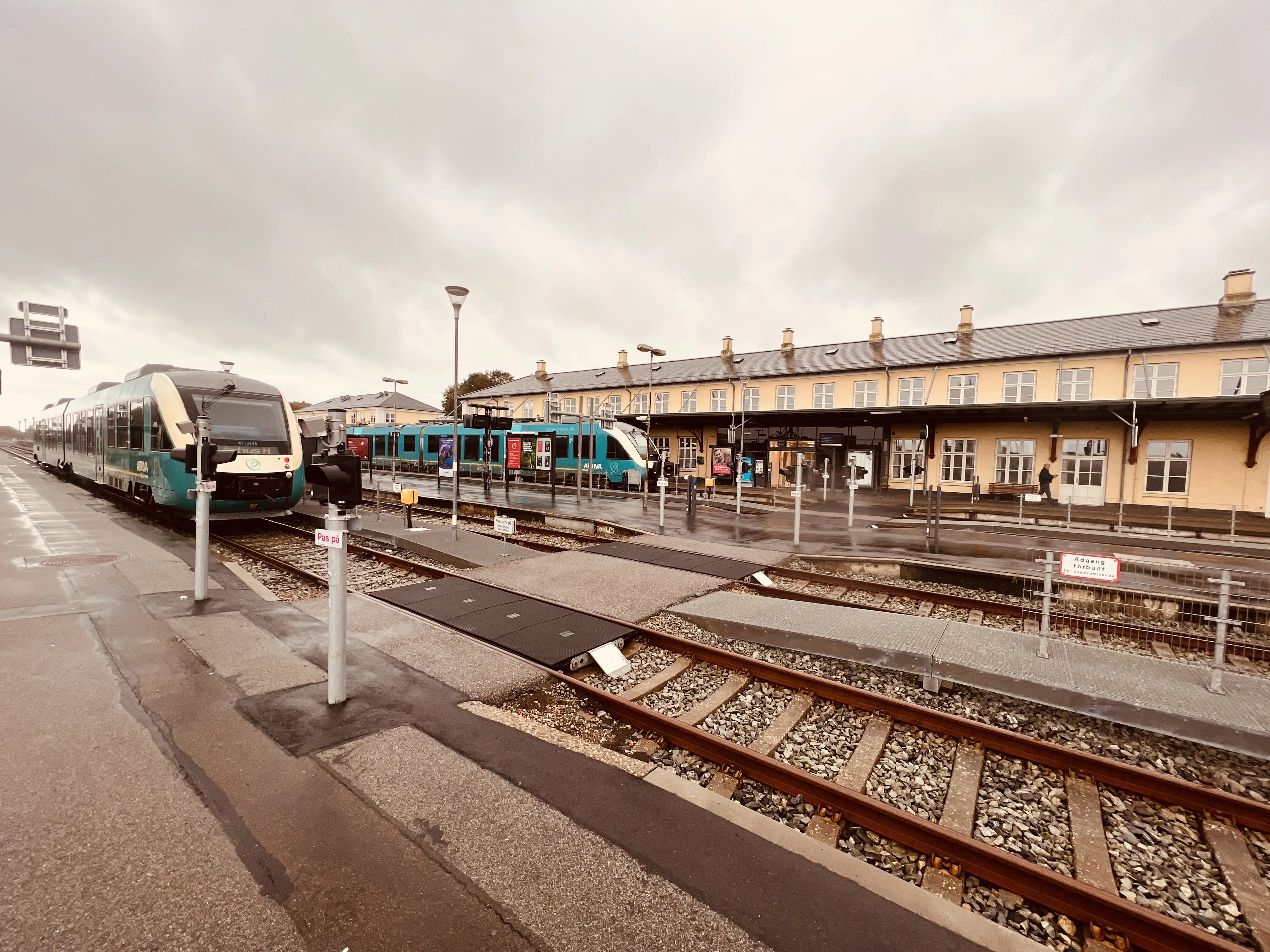 Billede af tog ud for Struer Station. Billede af tog ud for Struer Station.