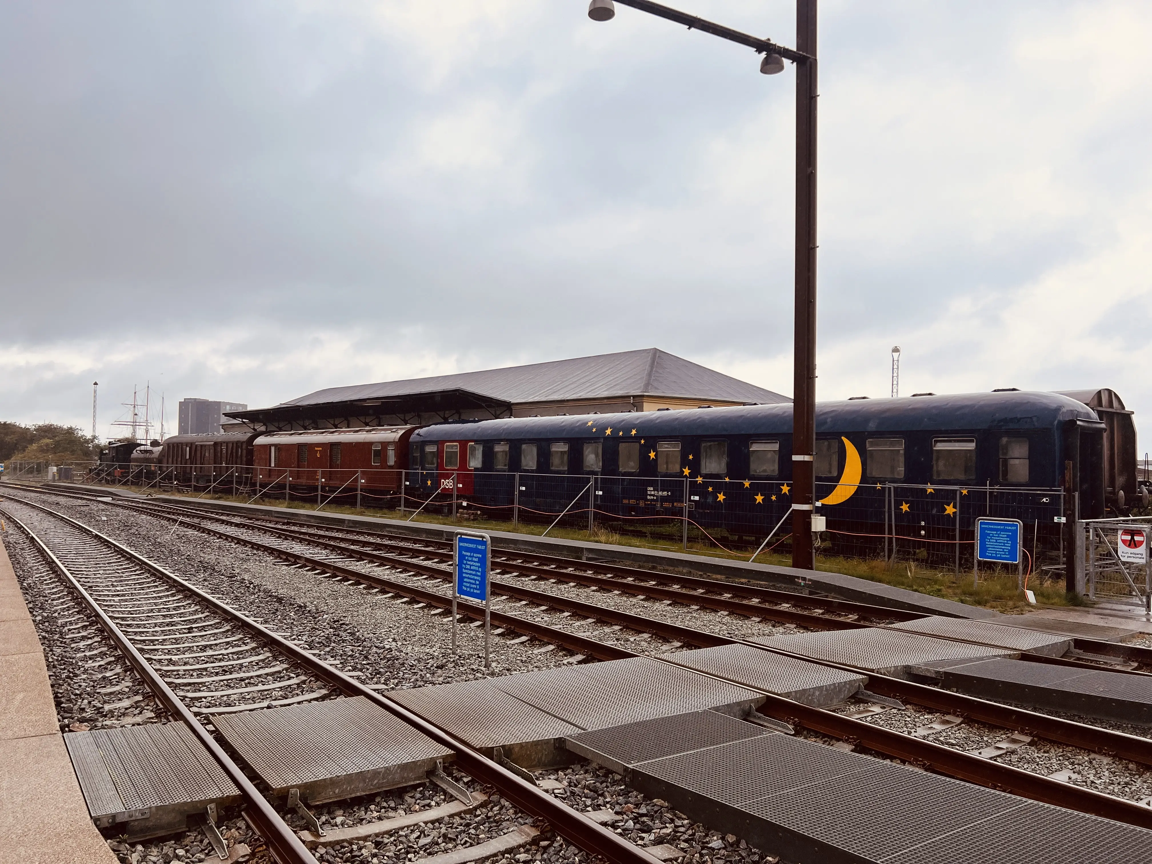 Billede af tog ud for Struer Station. Billede af tog ud for Struer Station.