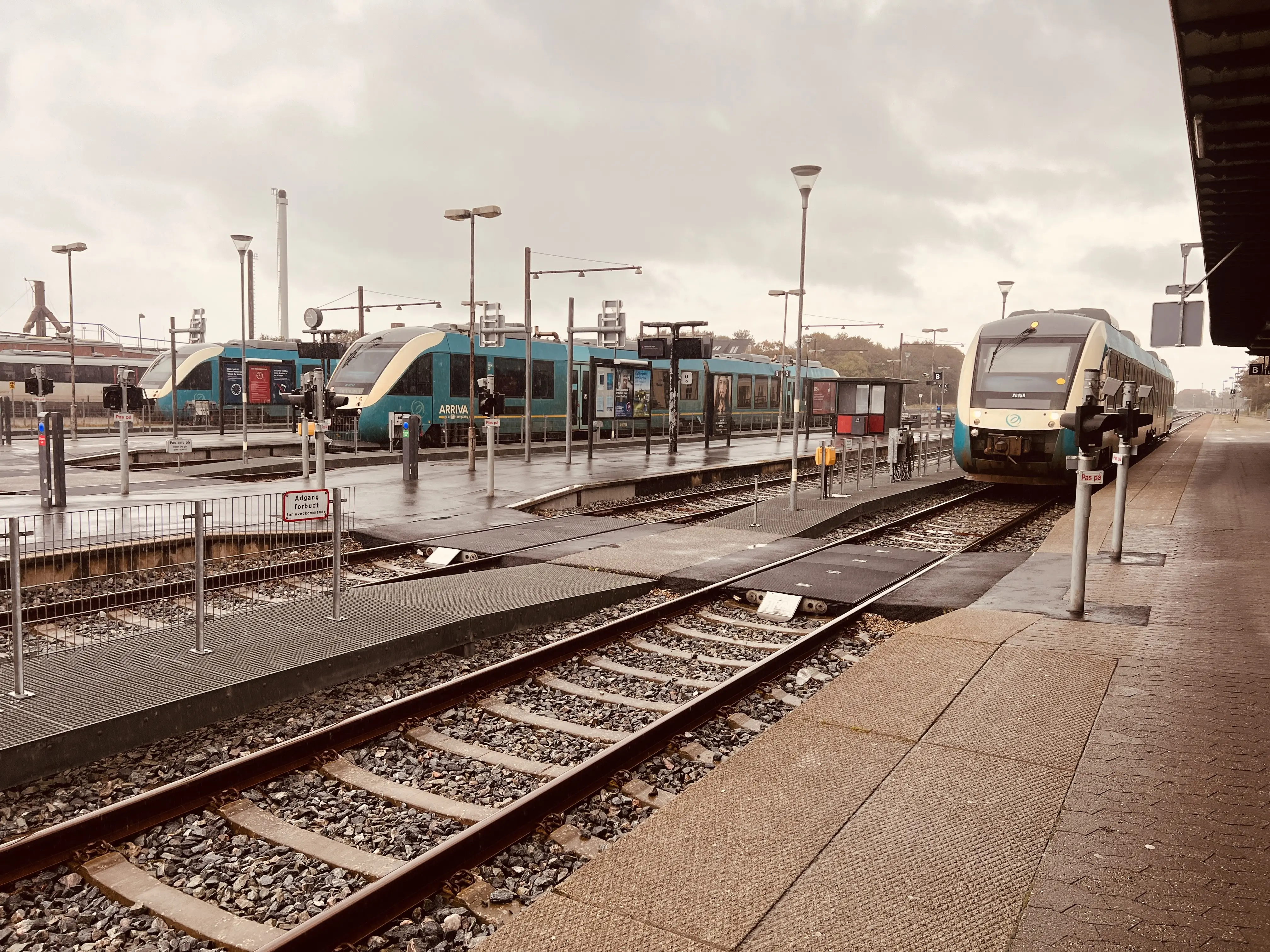 Billede af tog ud for Struer Station. Billede af tog ud for Struer Station.