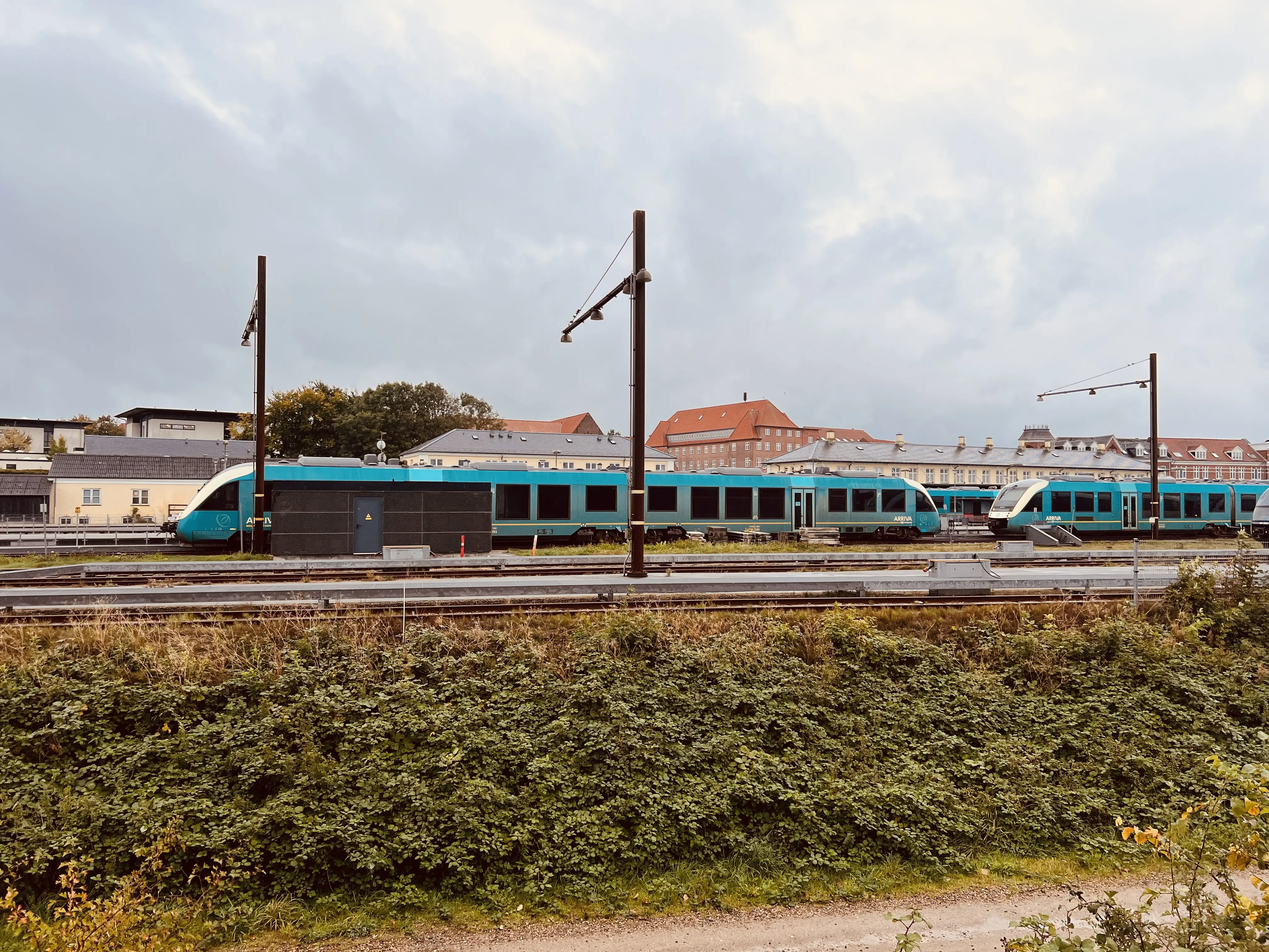 Billede af tog ud for Struer Station. Billede af tog ud for Struer Station.