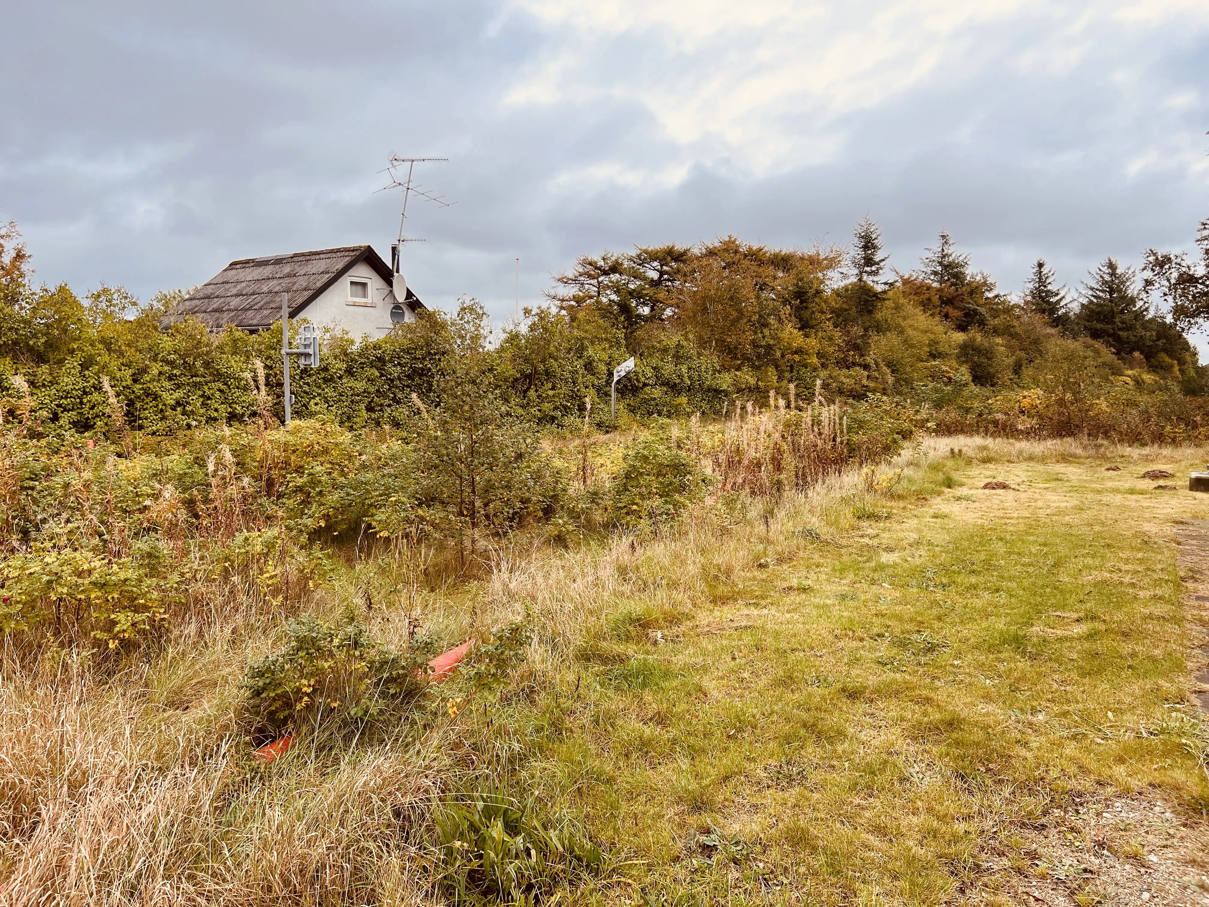 Billede af Naur Trinbræt - Trinbræt er nedrevet, men Naur Trinbræt har ligget her. Billede af Naur Trinbræt - Trinbræt er nedrevet, men Naur Trinbræt har ligget her.