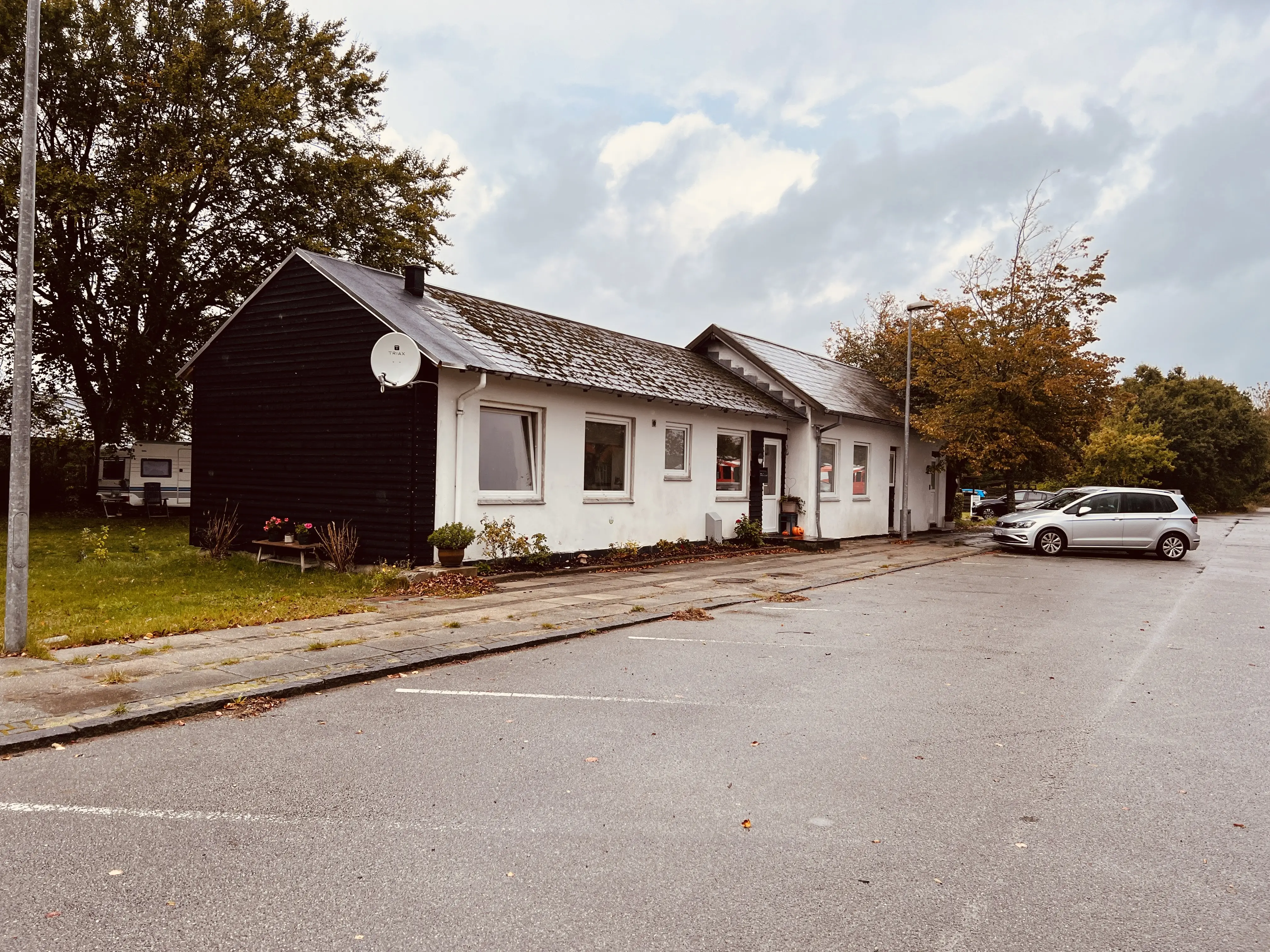 Billede af resterne af Vemb Privatbanestation - hovedbygningen brændte den 2. april 2020.