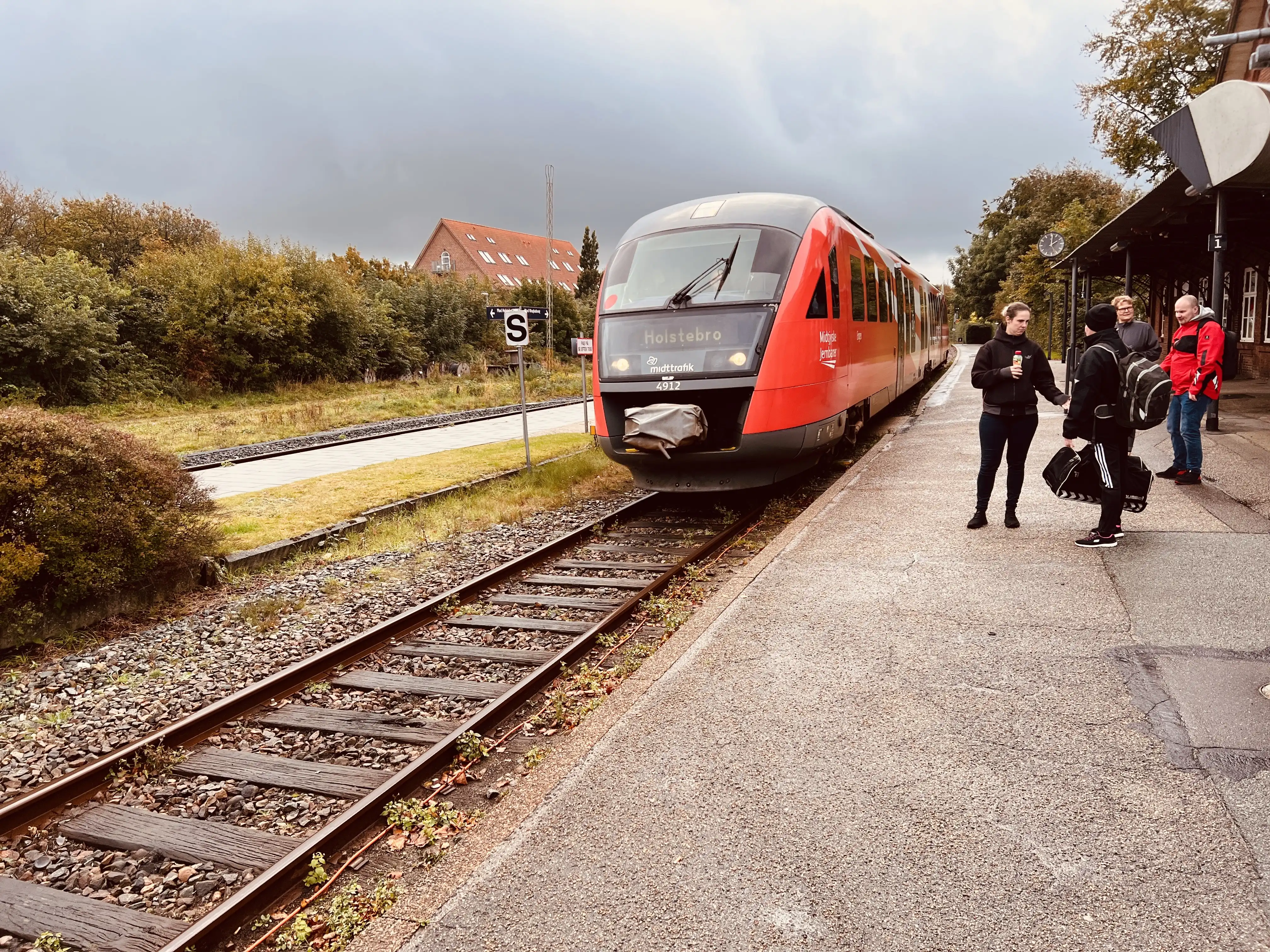 Billede af tog ud for Vemb Station.