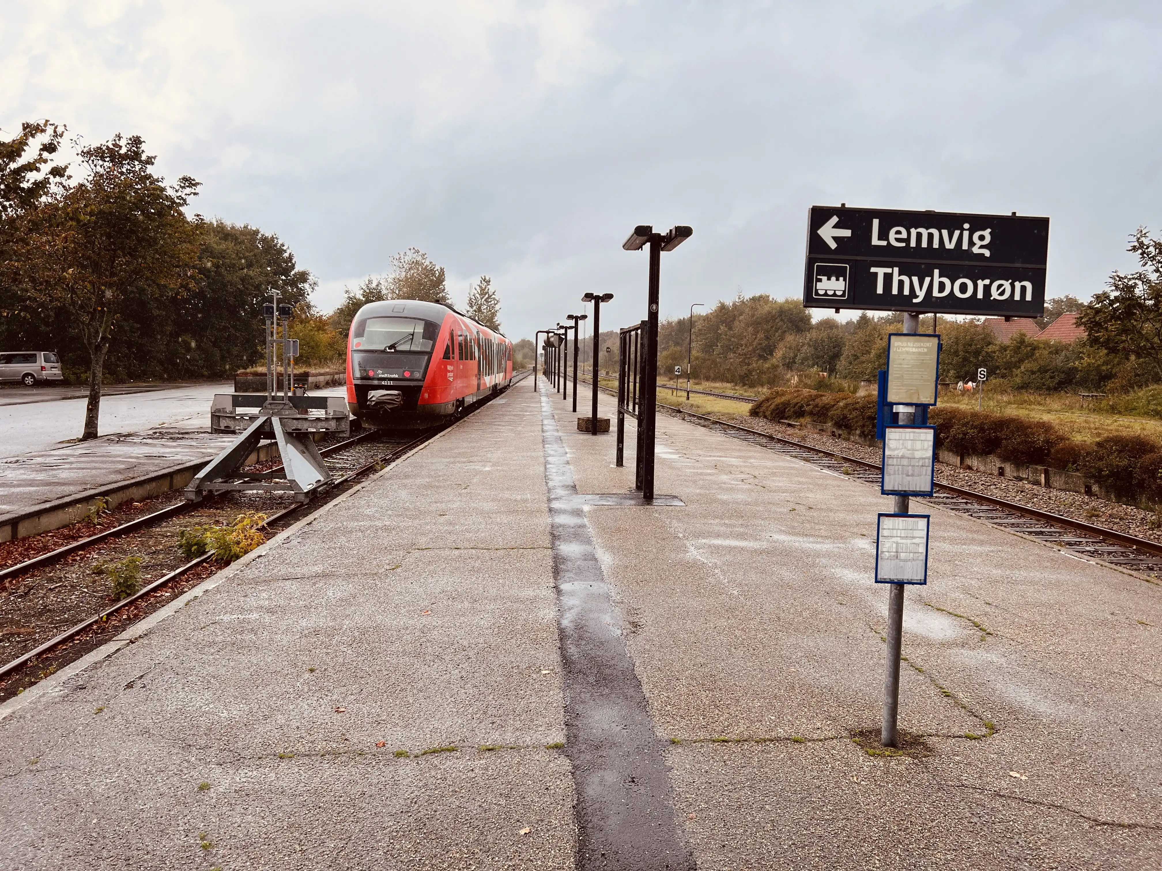 Billede af tog ud for Vemb Station.