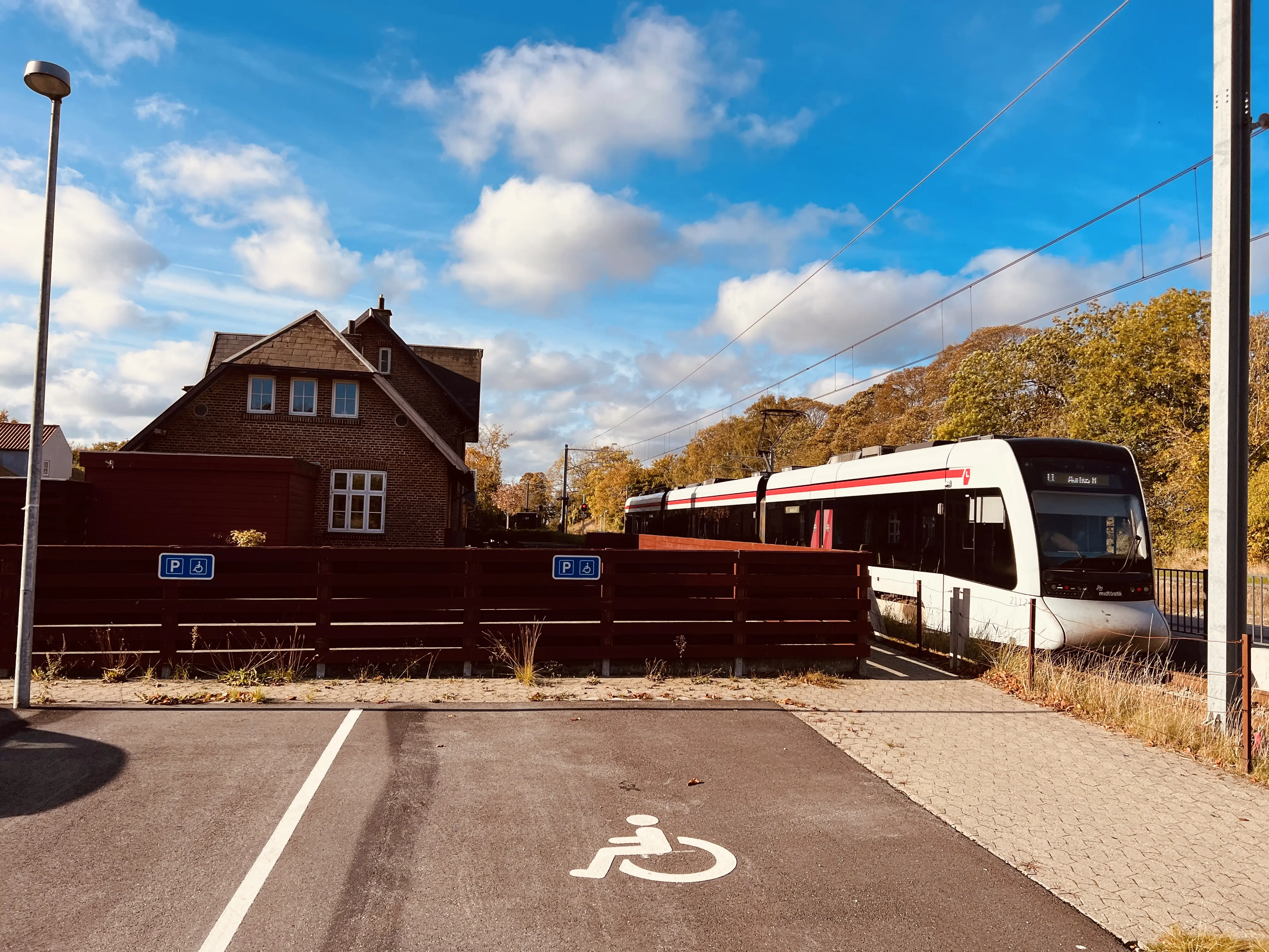 Billede af Aarhus Letbane togsæt 2112 fotograferet ud for Trustrup Letbanestation.