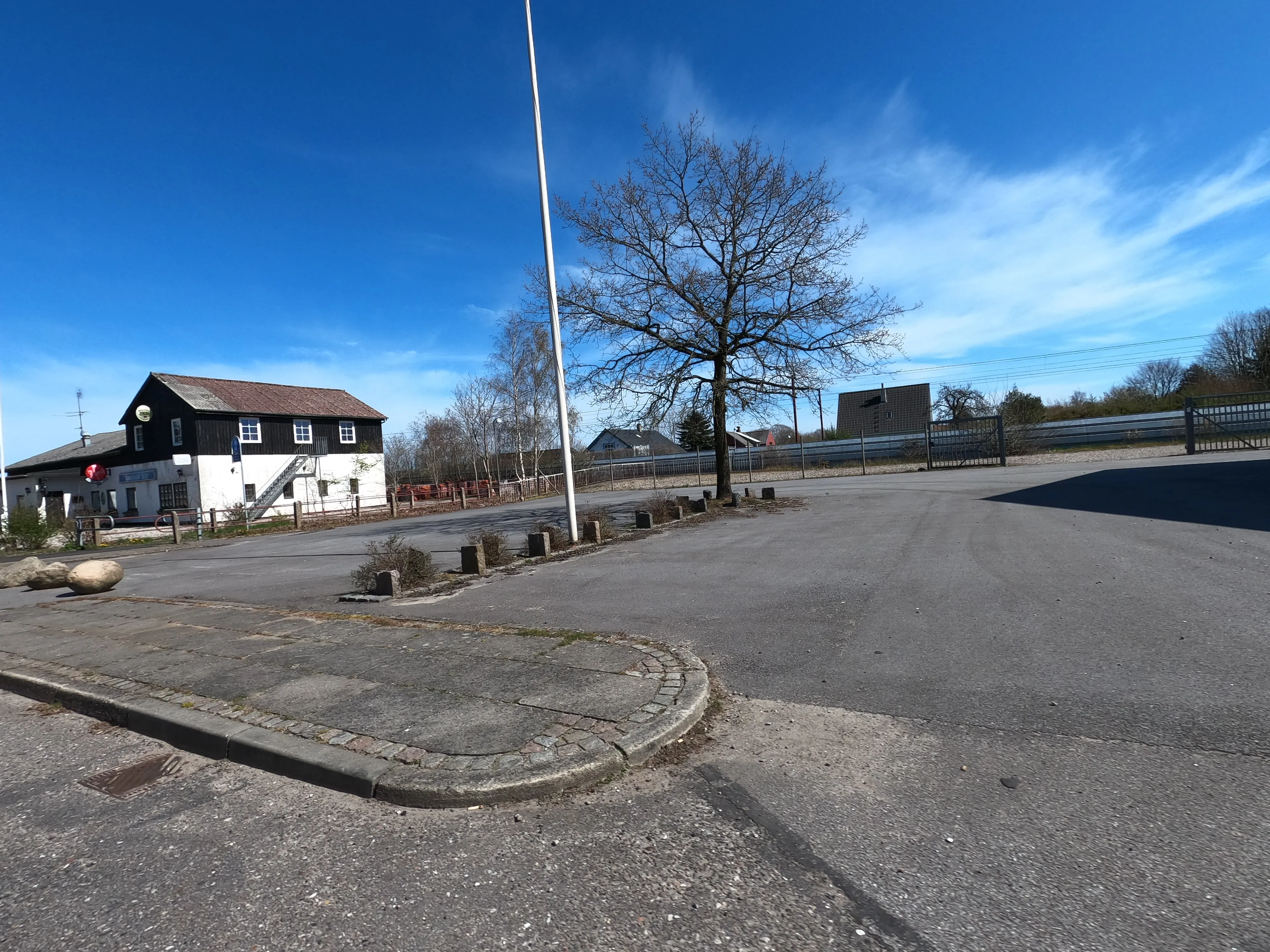 Billede af Hovslund Stationsby Billetsalgssted - Billetsalgssted er nedrevet, men Hovslund Stationsby Billetsalgssted har ligget her. Billede af Hovslund Stationsby Billetsalgssted - Billetsalgssted er nedrevet, men Hovslund Stationsby Billetsalgssted har ligget her.