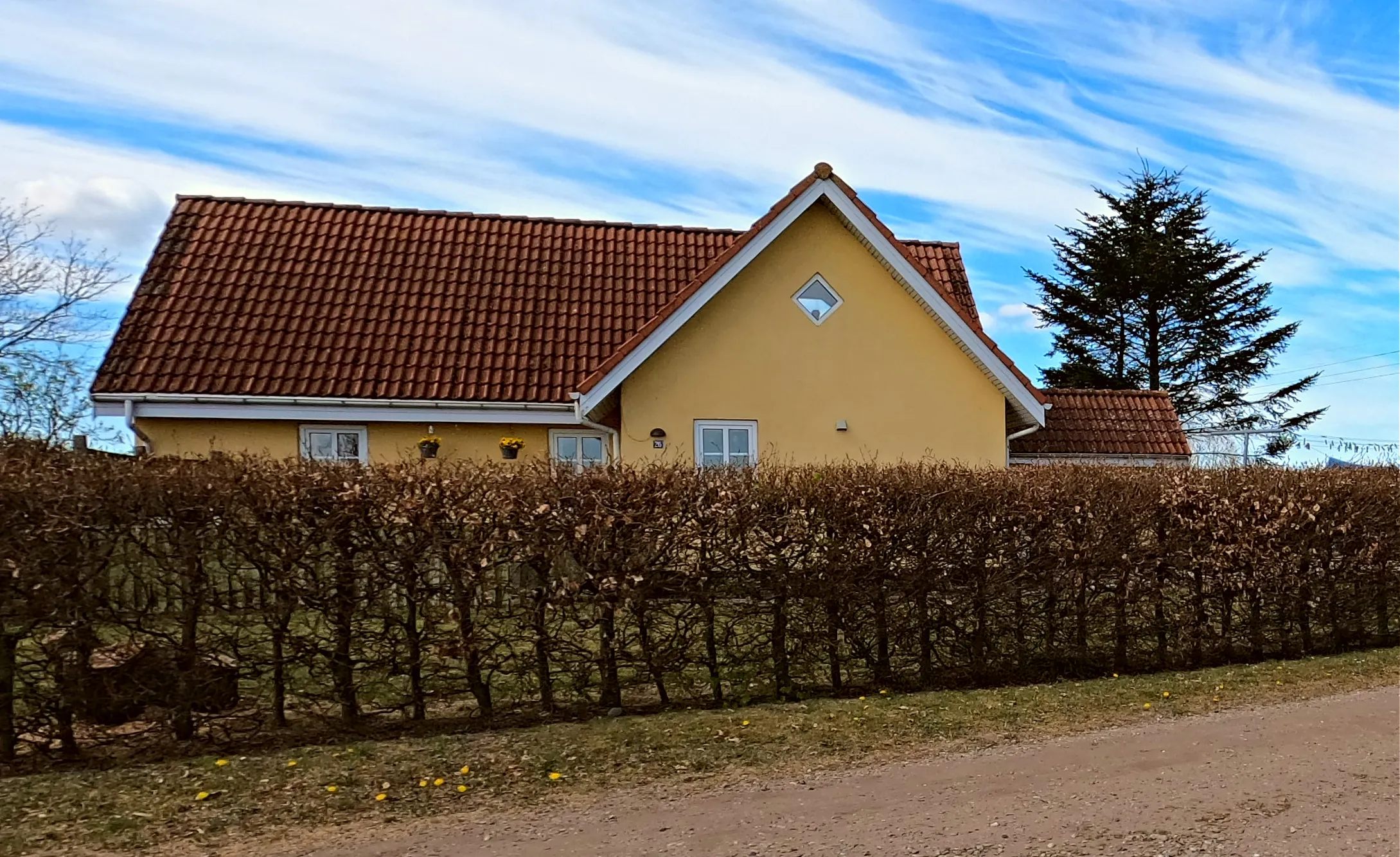 Billede af den genopbyggede Rørkær Station uden sidespor ca. 200 meter syd fra sin oprindelige placering som Rørkær Billetsalgssted. Billede af den genopbyggede Rørkær Station uden sidespor ca. 200 meter syd fra sin oprindelige placering som Rørkær Billetsalgssted.
