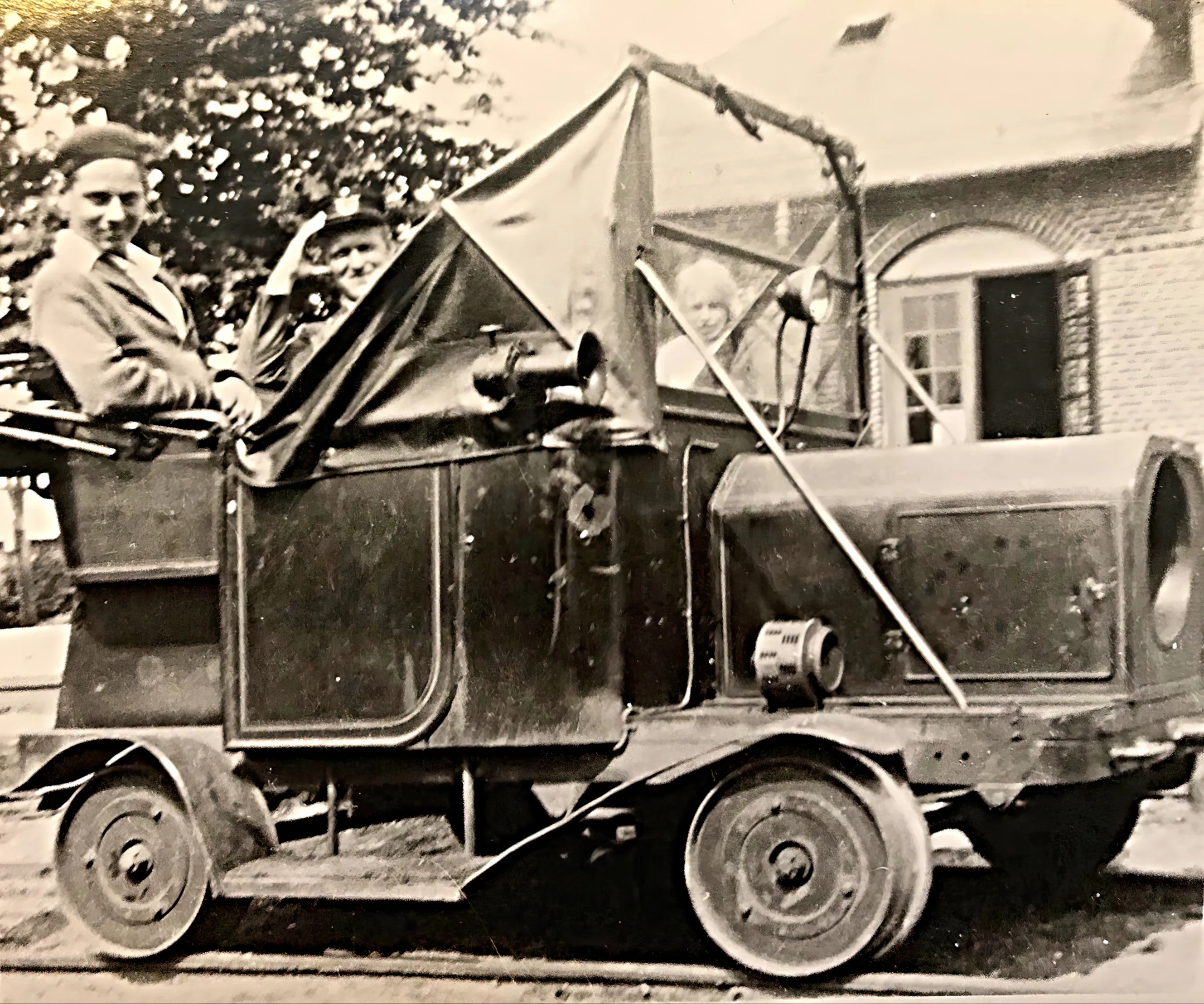 Billede af skinnebil ud for Galten Station. Billede af skinnebil ud for Galten Station.