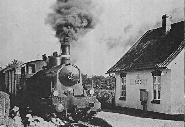 Billede af damptog ud for Rise Billetsalgssted. Billede af damptog ud for Rise Billetsalgssted.