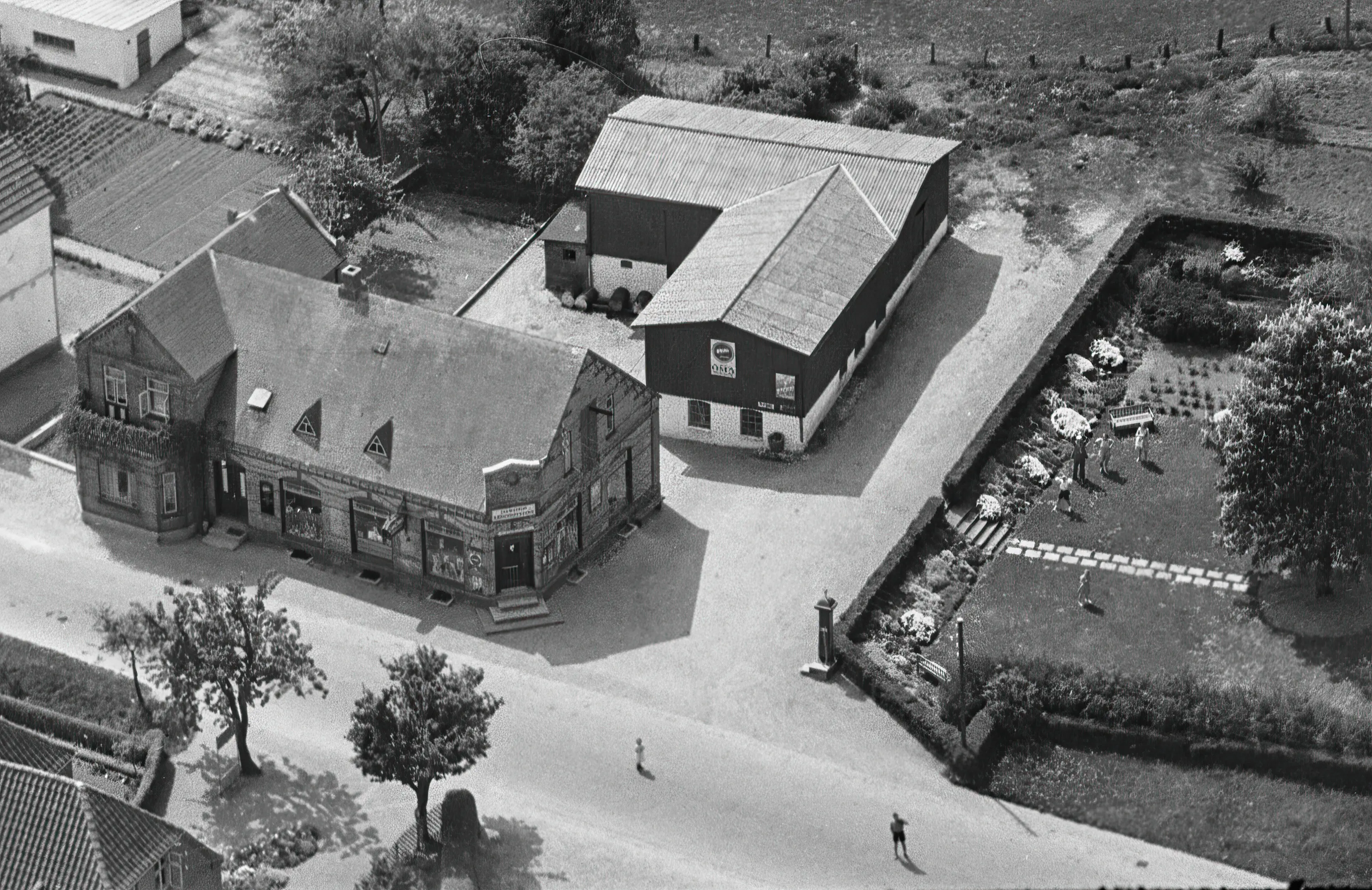 Billede af Svenstrup (Als) Stationskro - billetsalgsstedet i købmandsgården som i dag ligger på Nordborgvej 76A-N, 6430 Nordborg. Billede af Svenstrup (Als) Stationskro - billetsalgsstedet i købmandsgården som i dag ligger på Nordborgvej 76A-N, 6430 Nordborg.