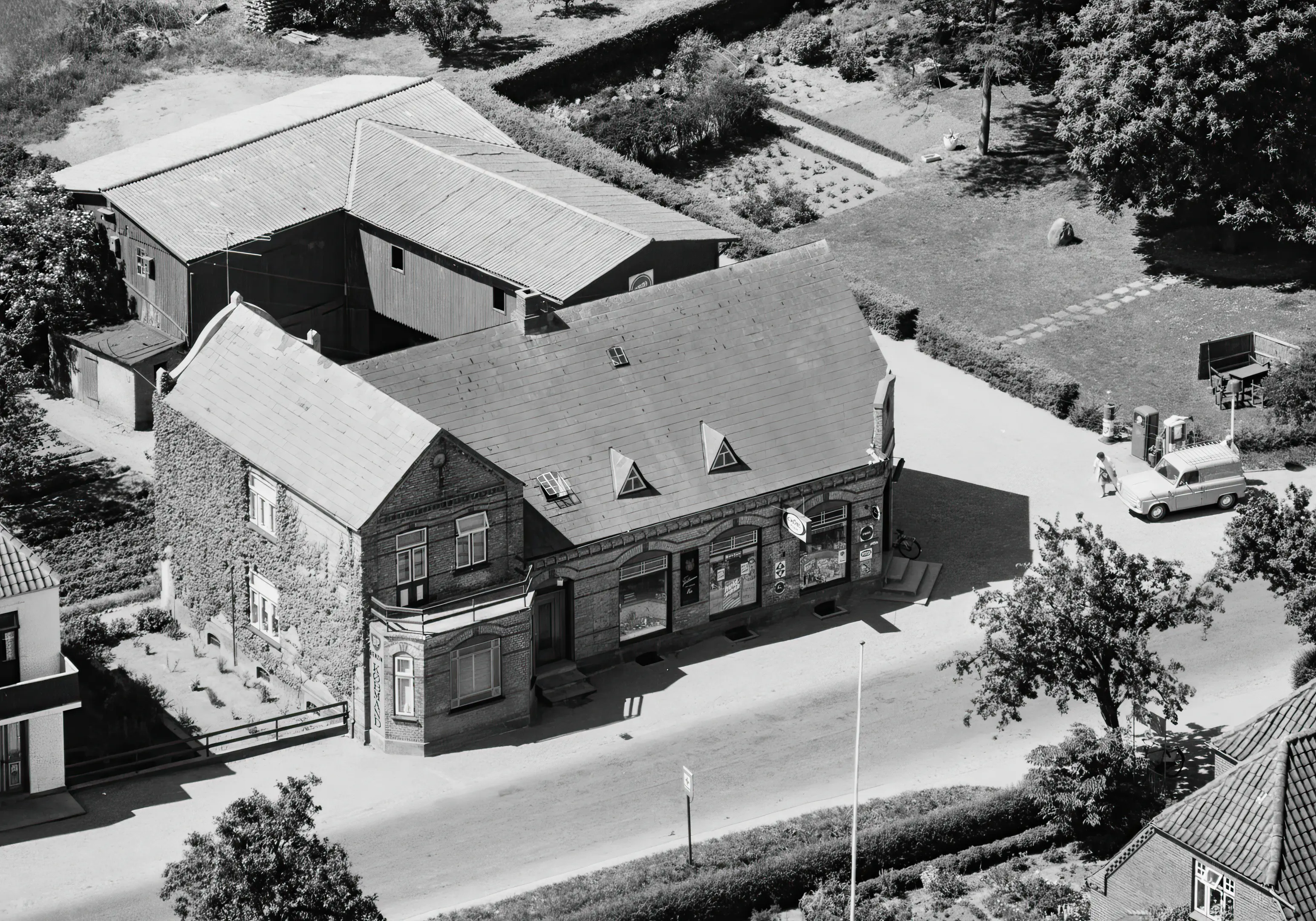 Billede af Svenstrup (Als) Stationskro - billetsalgsstedet i købmandsgården som i dag ligger på Nordborgvej 76A-N, 6430 Nordborg. Billede af Svenstrup (Als) Stationskro - billetsalgsstedet i købmandsgården som i dag ligger på Nordborgvej 76A-N, 6430 Nordborg.