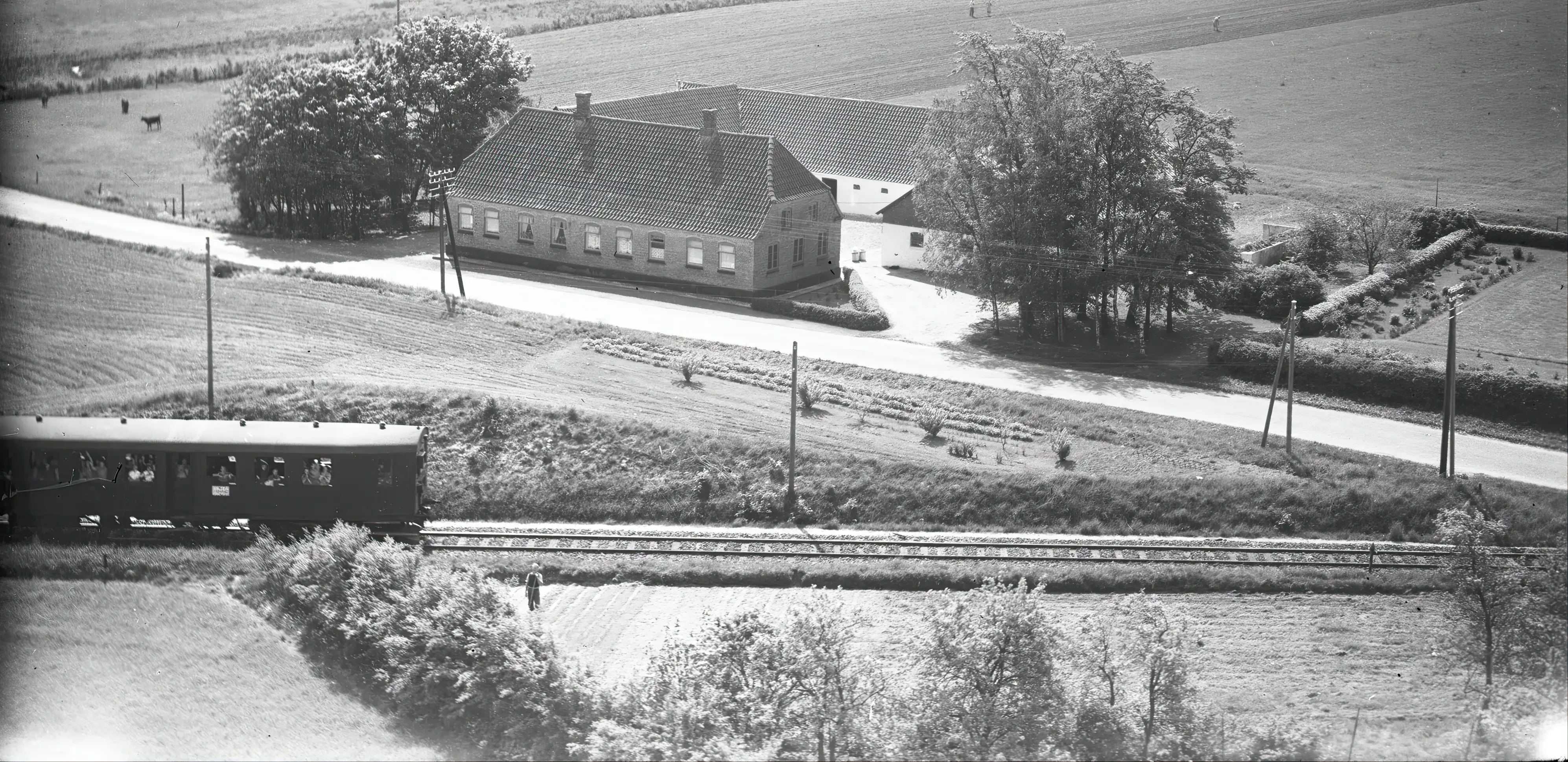 Billede af tog ud for Boldrup Trinbræt. Billede af tog ud for Boldrup Trinbræt.