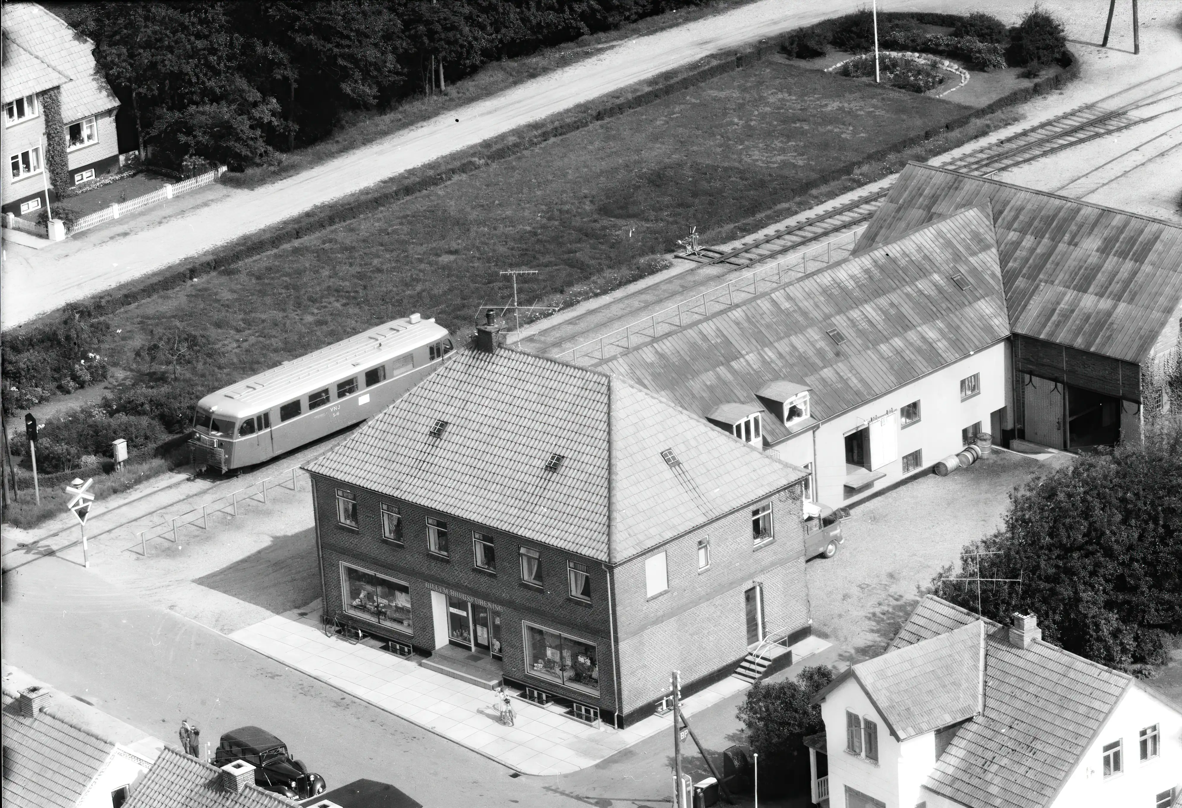 Billede af skinnebus ud for Billum Trinbræt. Billede af skinnebus ud for Billum Trinbræt.