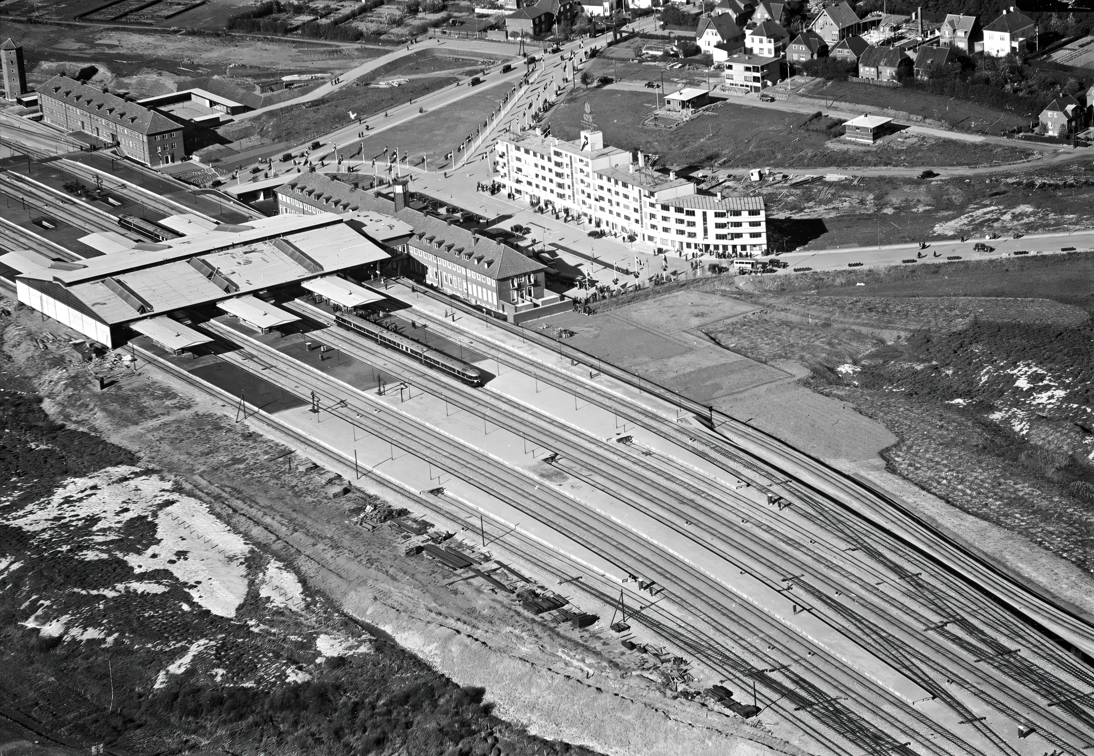 Billede af Fredericia Banegård ved åbningen den 14. maj 1935. Billede af Fredericia Banegård ved åbningen den 14. maj 1935.