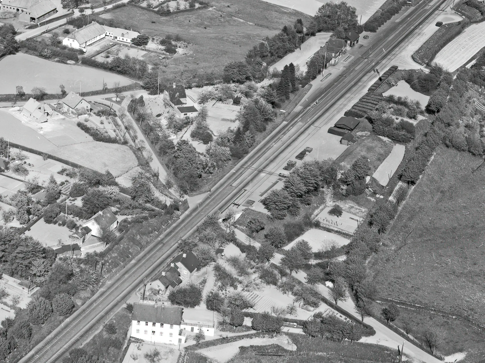 Billede af Ejstrup Holdeplads, som er det tidligere vogterhus lidt under og til venstre for midten af billedet. Billede af Ejstrup Holdeplads, som er det tidligere vogterhus lidt under og til venstre for midten af billedet.