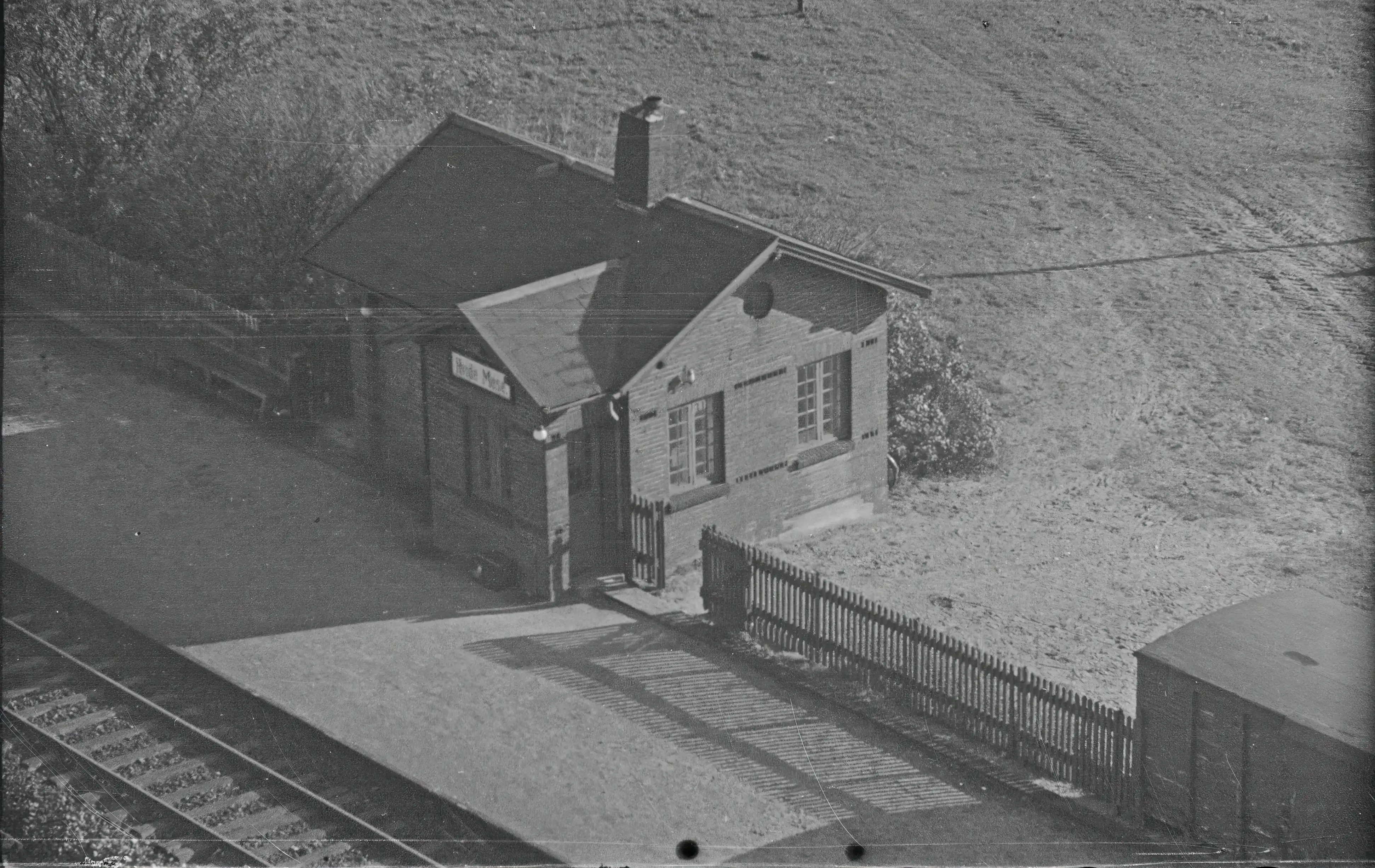 Billede af Hvide-Mose Billetsalgssted med Sidespor. Billede af Hvide-Mose Billetsalgssted med Sidespor.