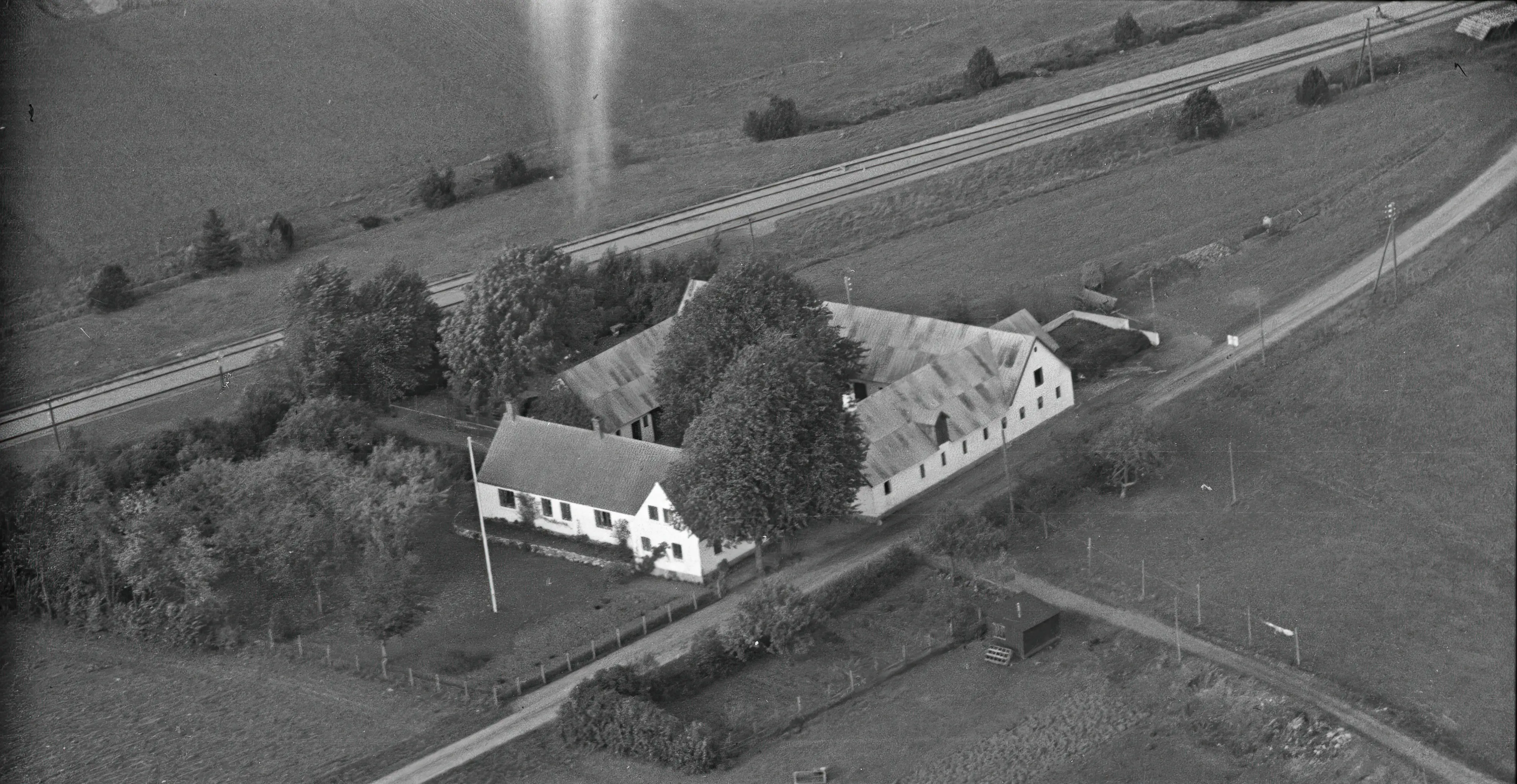 Billede af Hvinningdal Trinbræt med Sidespor, som lå bag gården. Billede af Hvinningdal Trinbræt med Sidespor, som lå bag gården.