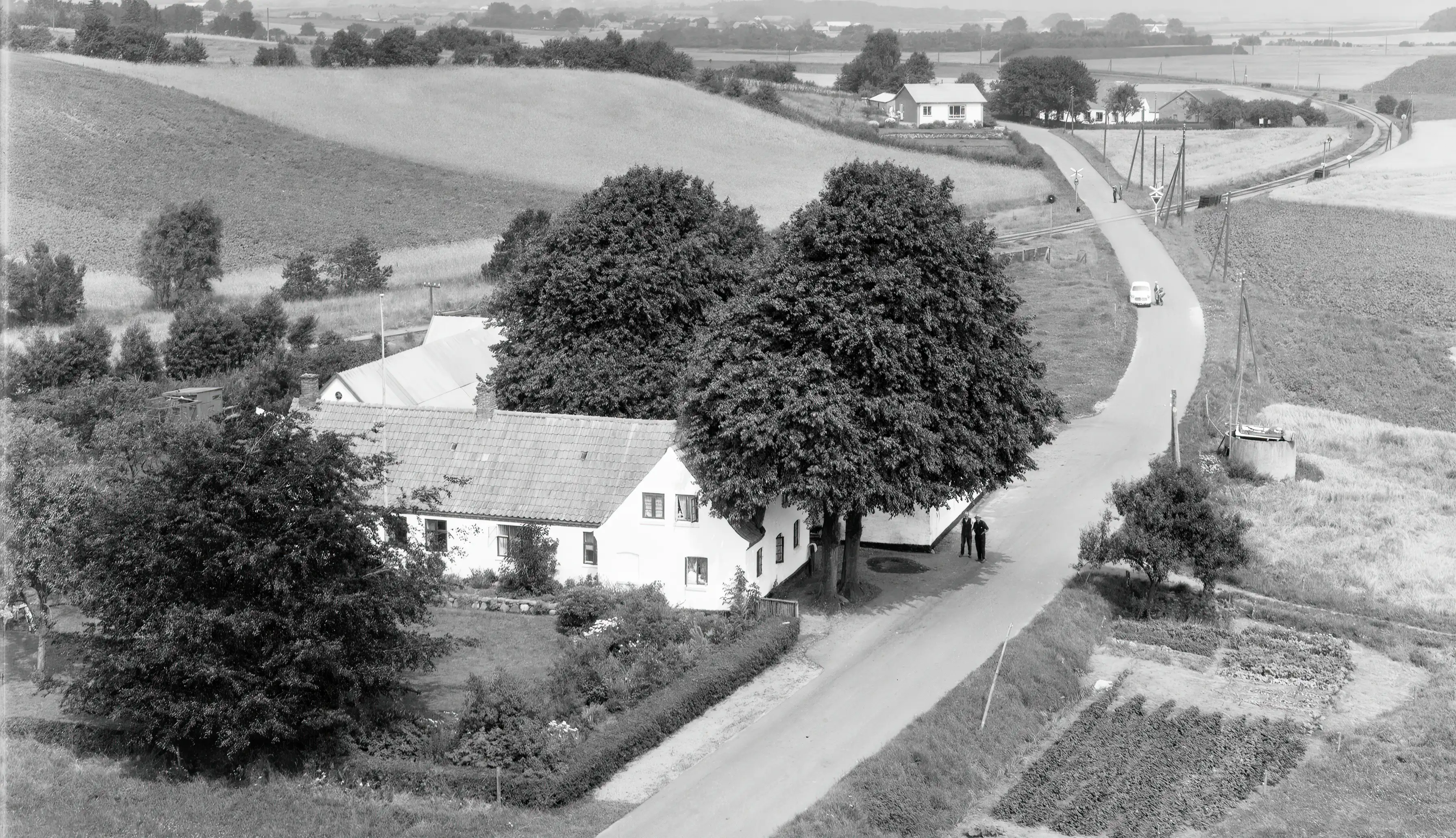 Billede af Hvinningdal Trinbræt med Sidespor, som lå bag gården. Billede af Hvinningdal Trinbræt med Sidespor, som lå bag gården.