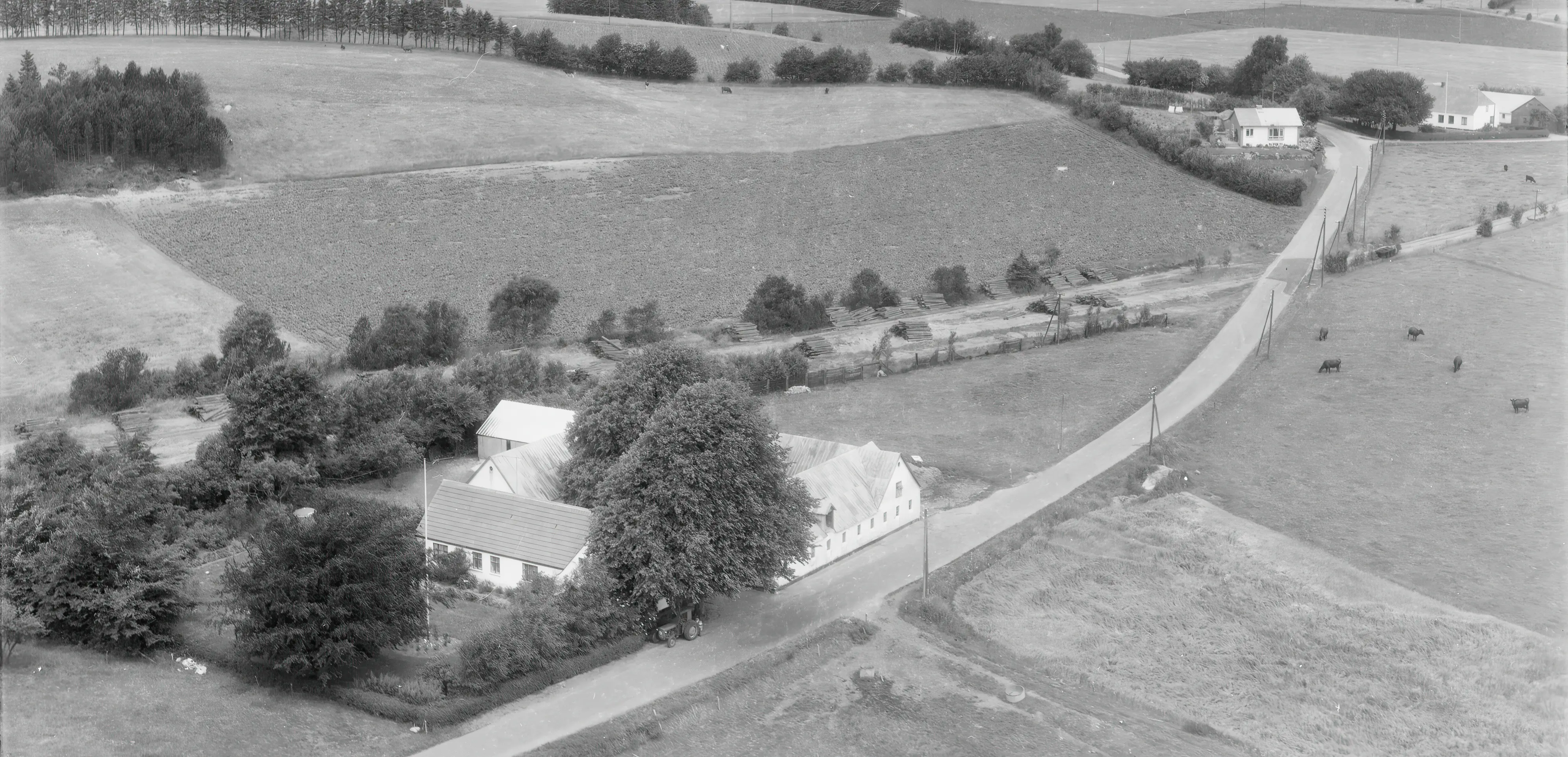 Billede af Hvinningdal Trinbræt med Sidespor, som lå bag gården, her under nedrivningen og sporoptagning. Billede af Hvinningdal Trinbræt med Sidespor, som lå bag gården, her under nedrivningen og sporoptagning.