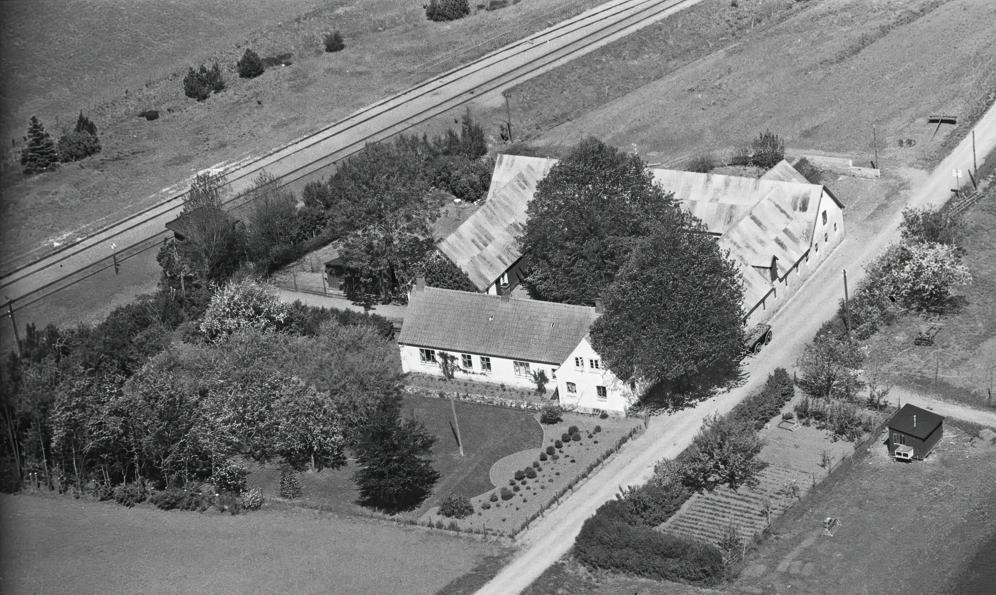 Billede af Hvinningdal Trinbræt med Sidespor, som lå til venstre fra gården og venteskuret kan lige ses. Billede af Hvinningdal Trinbræt med Sidespor, som lå til venstre fra gården og venteskuret kan lige ses.