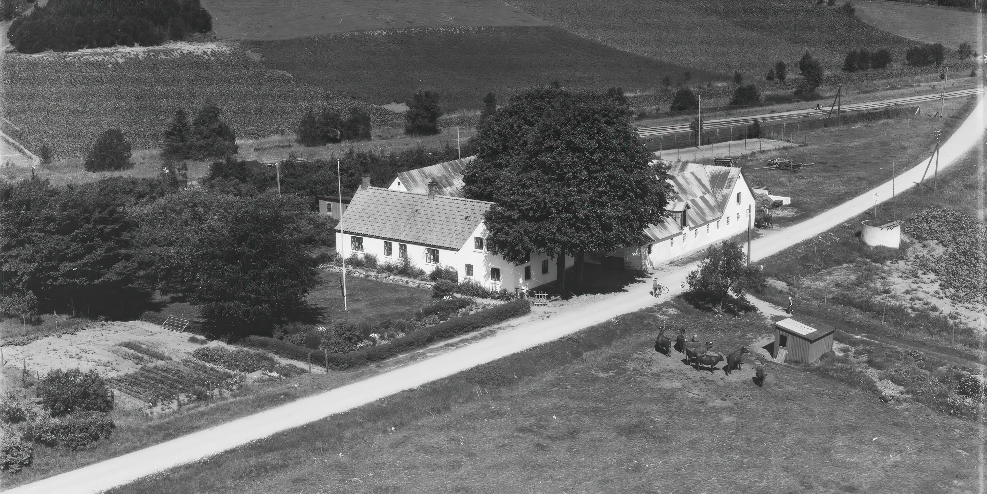 Billede af Hvinningdal Trinbræt med Sidespor, som lå til venstre fra gården og venteskuret kan lige ses. Billede af Hvinningdal Trinbræt med Sidespor, som lå til venstre fra gården og venteskuret kan lige ses.