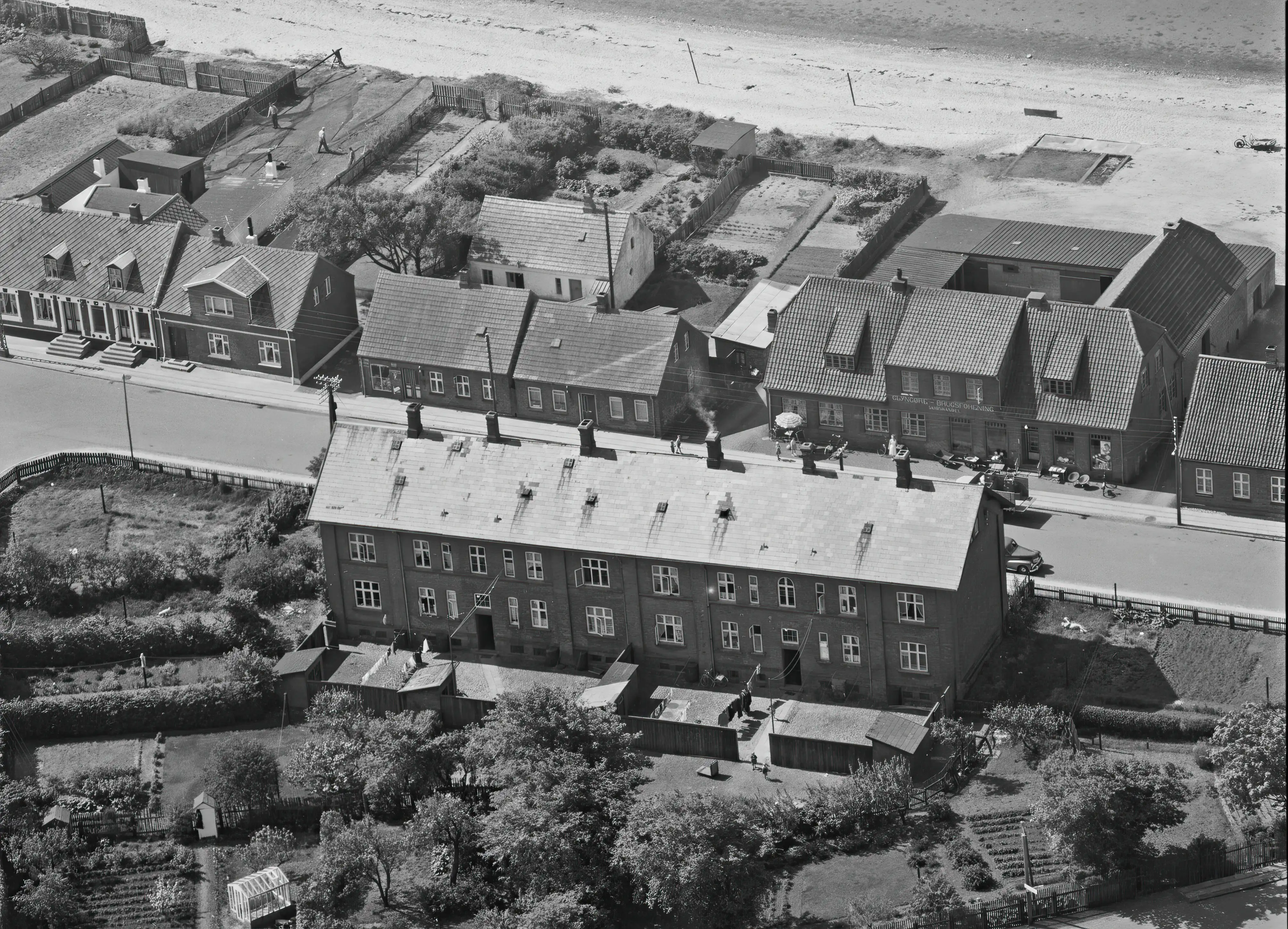 Billede af boligen for maskinpersonalet ved Glyngøre Station.