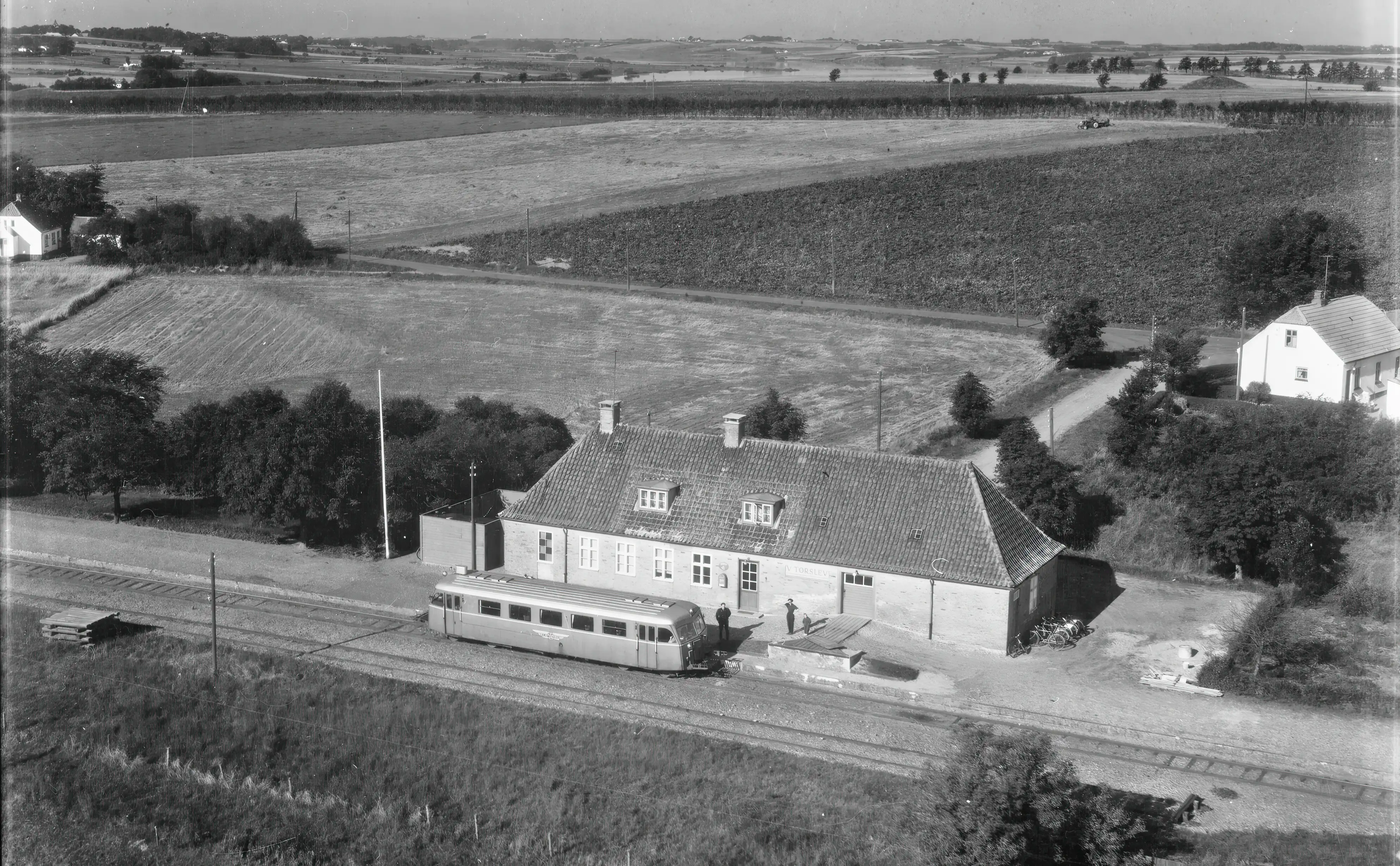 Billede af skinnebus ud for Vester Tørslev Station.