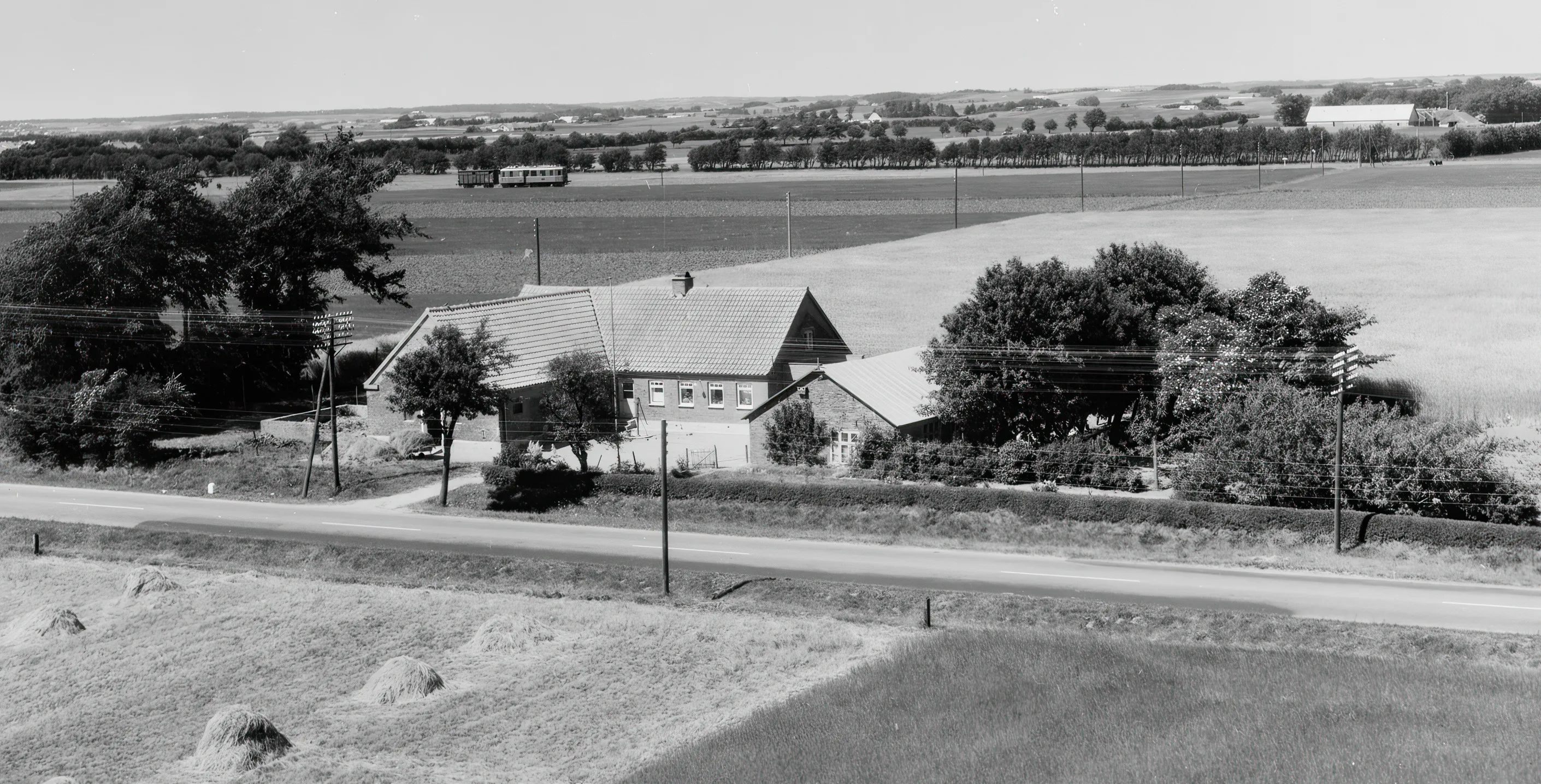 Billede af tog ud for Højgård Trinbræt. Billede af tog ud for Højgård Trinbræt.