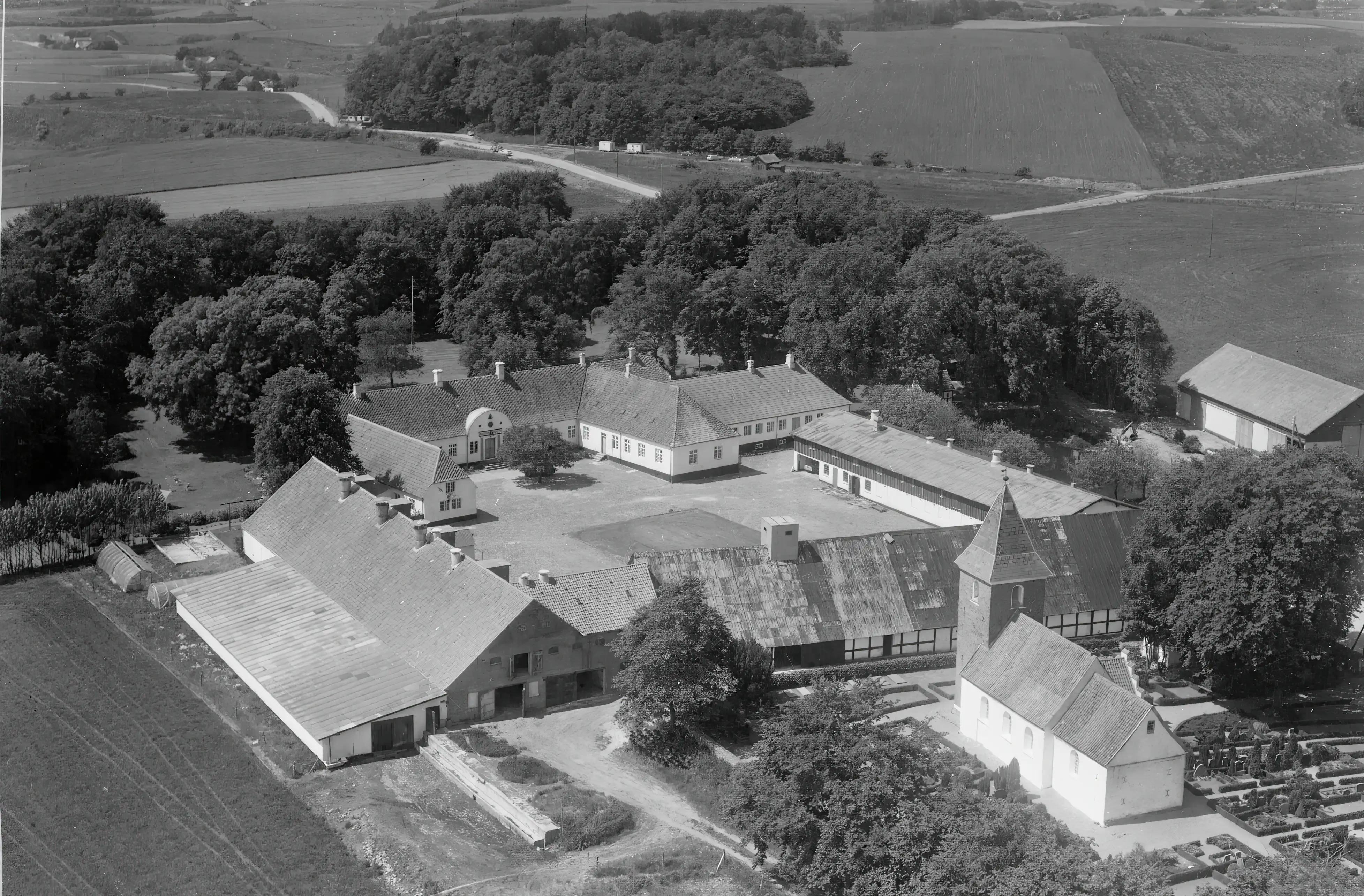 Billede af Viskum Trinbræt med Sidespor - her et år efter banens nedlæggelse. Billede af Viskum Trinbræt med Sidespor - her et år efter banens nedlæggelse.