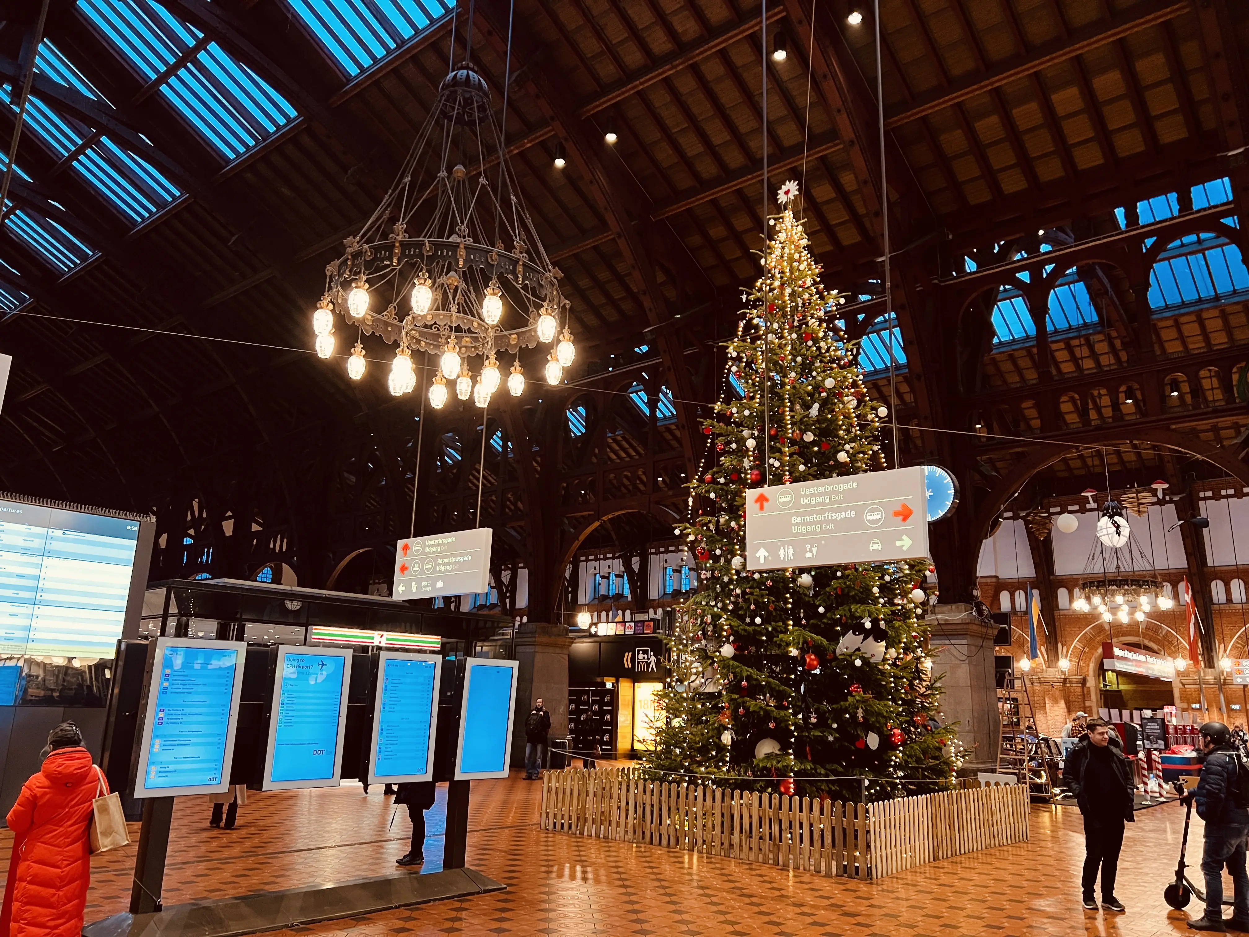Billede af København Hovedbanegård med juletræ - julen 2022. Billede af København Hovedbanegård med juletræ - julen 2022.