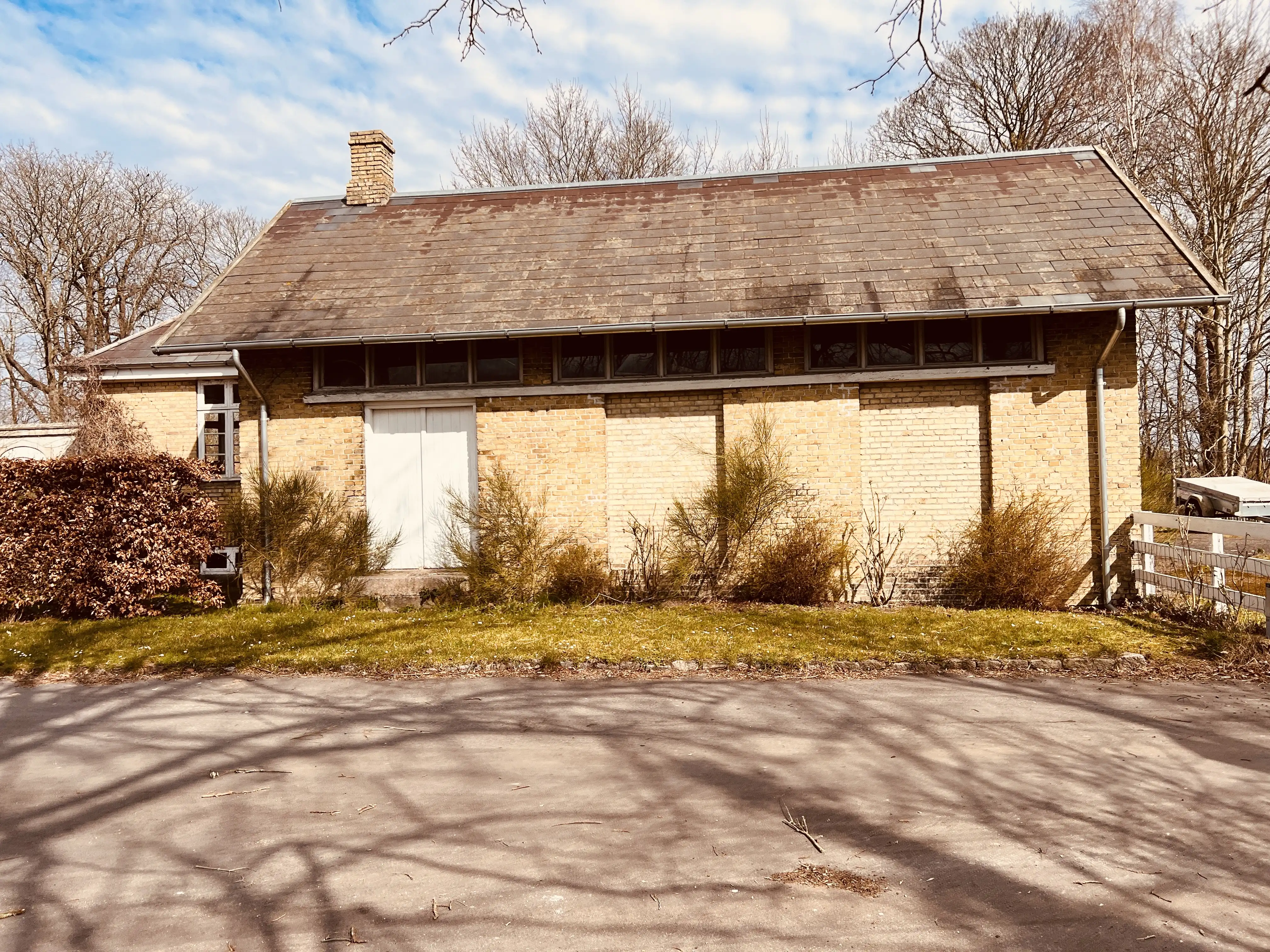 Billede af Sandved Stations varehus. Billede af Sandved Stations varehus.