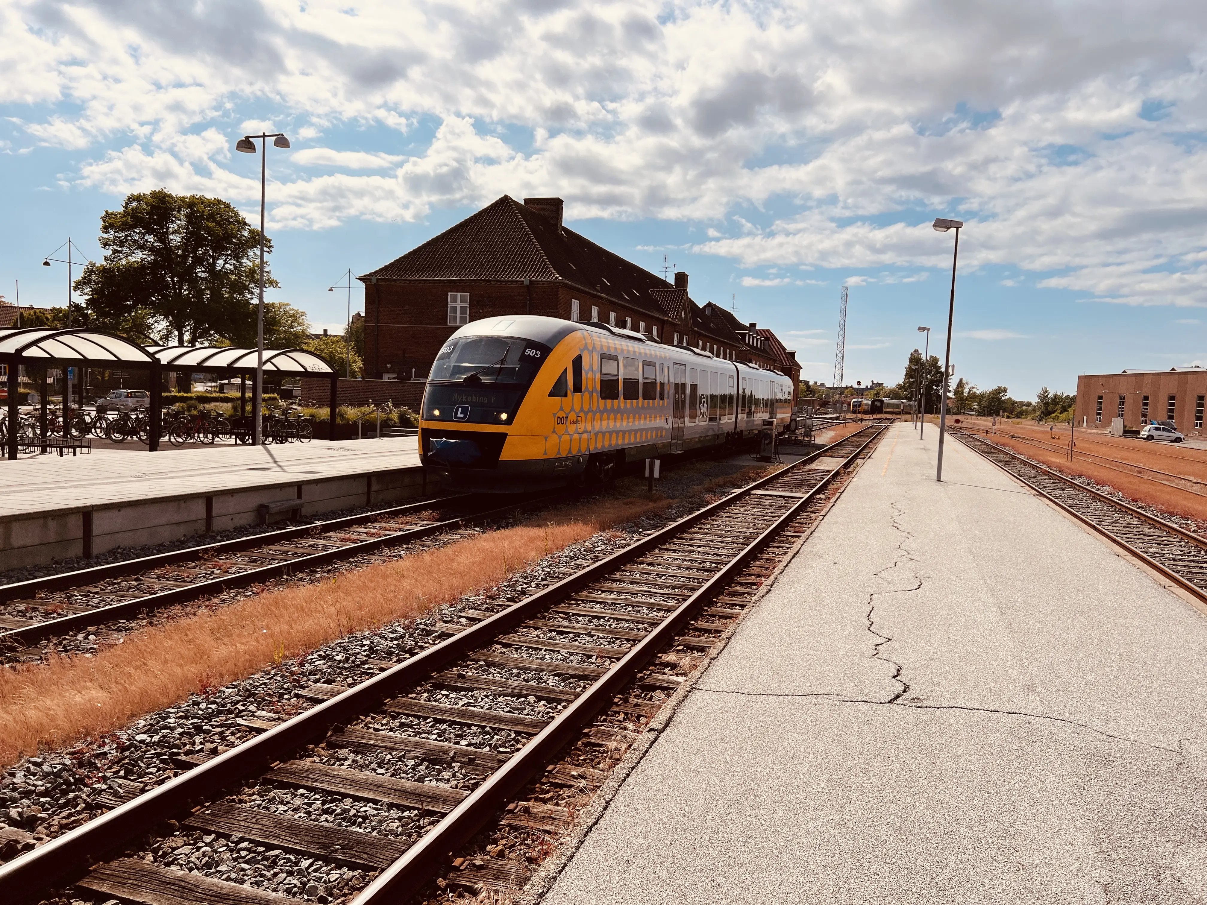 Billede af tog ud for Nakskov Station.
