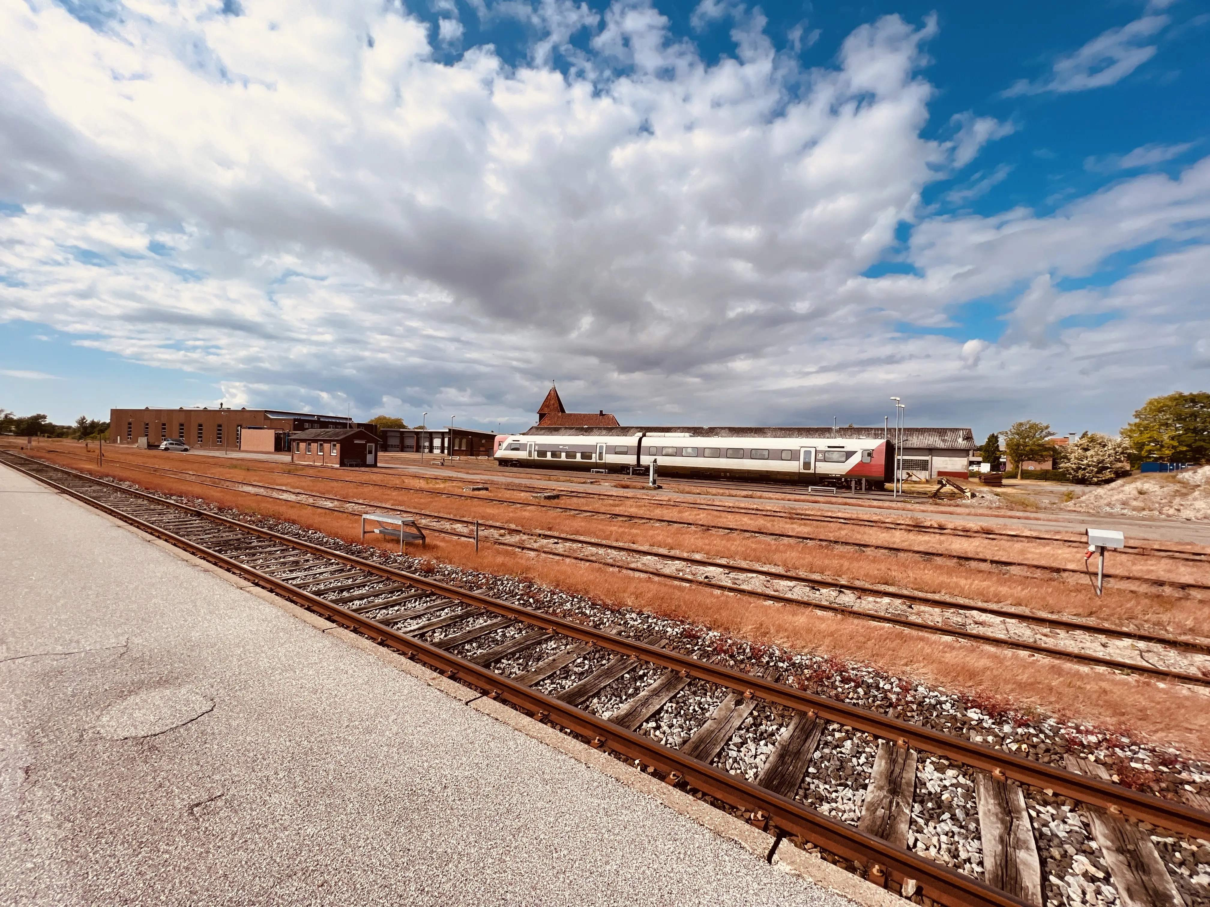 Billede af tog ud for Nakskov Station.