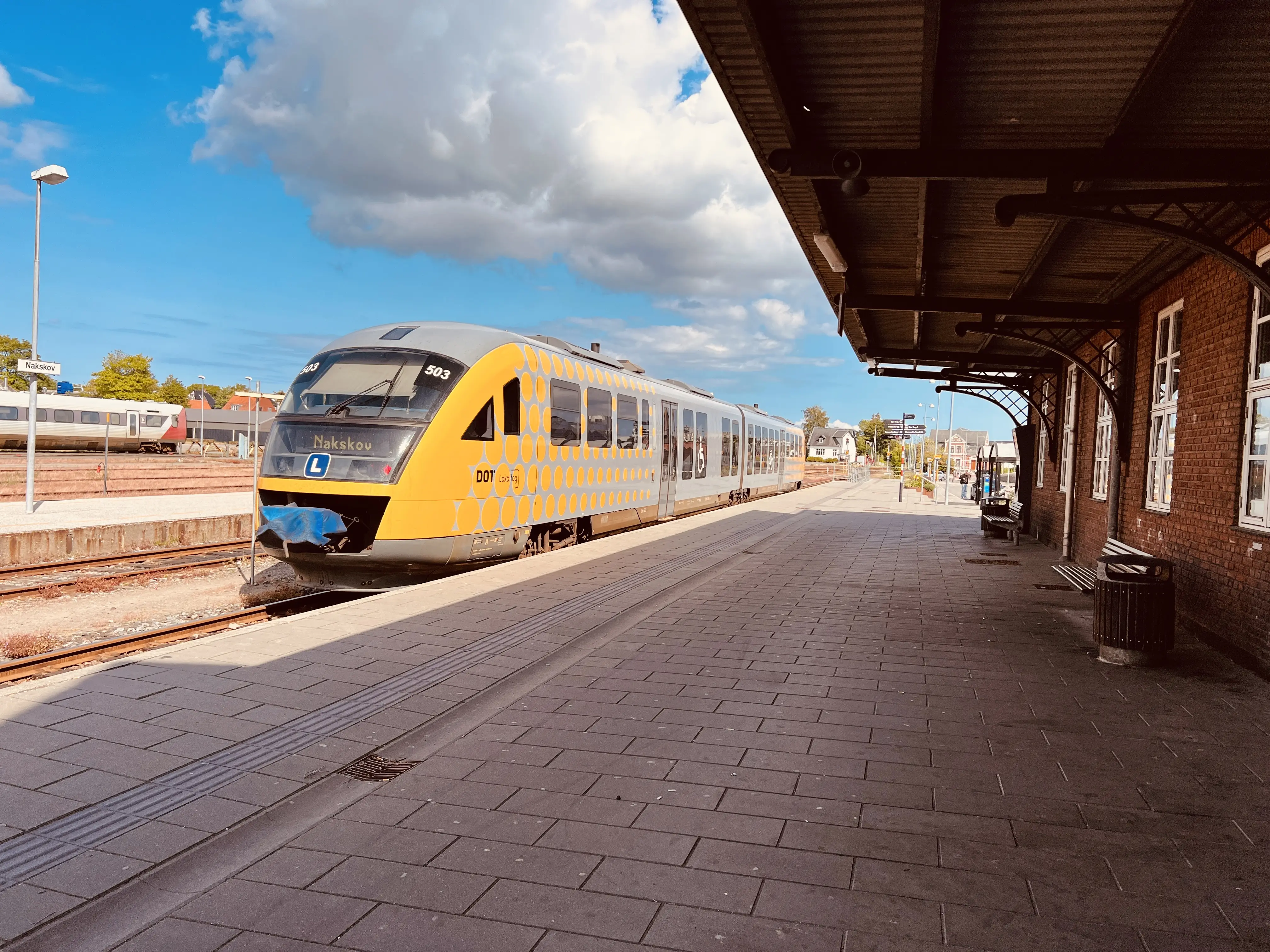 Billede af tog ud for Nakskov Station.