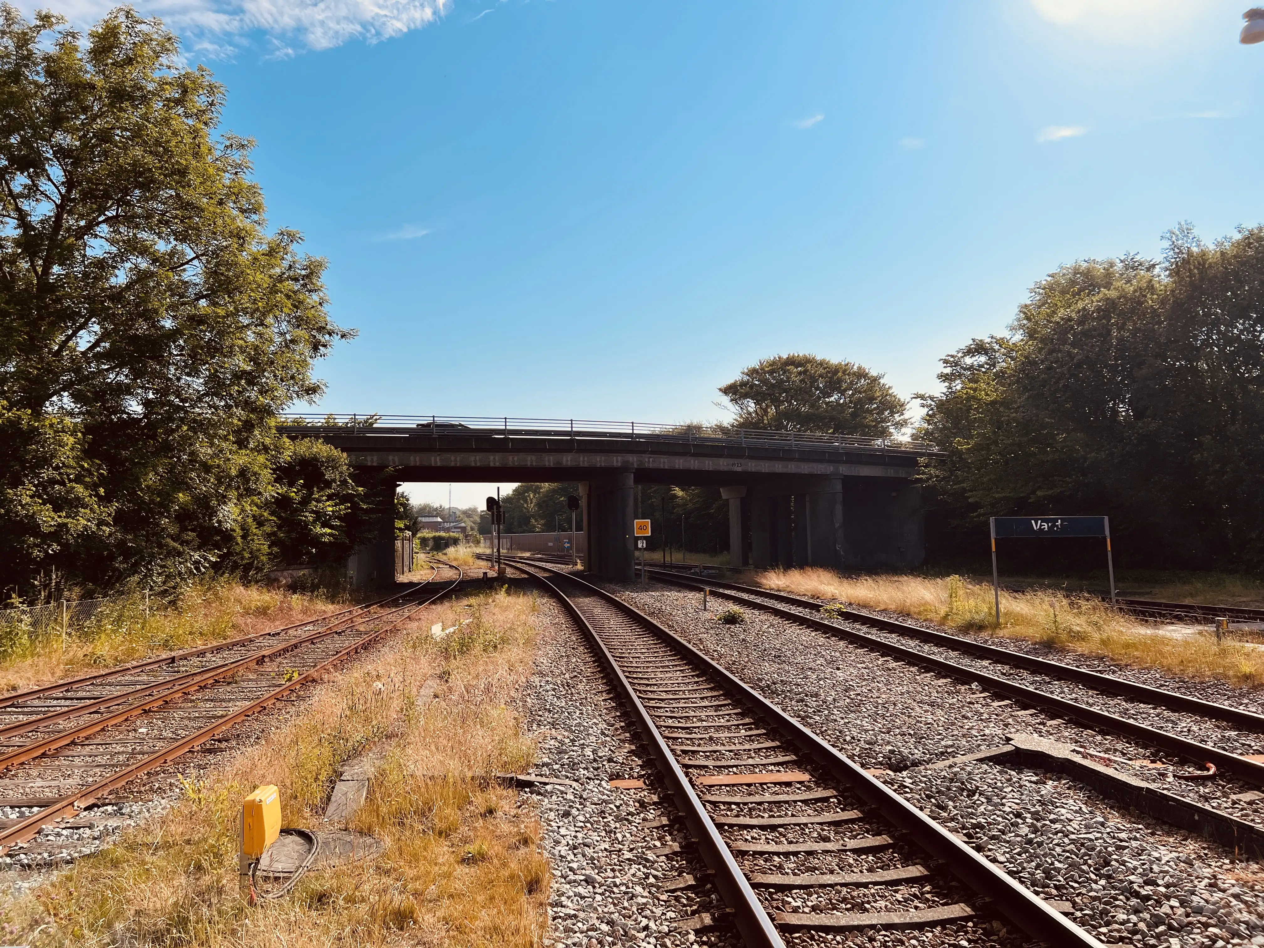 Billede af Varde Stations ind og udkørsel. Billede af Varde Stations ind og udkørsel.
