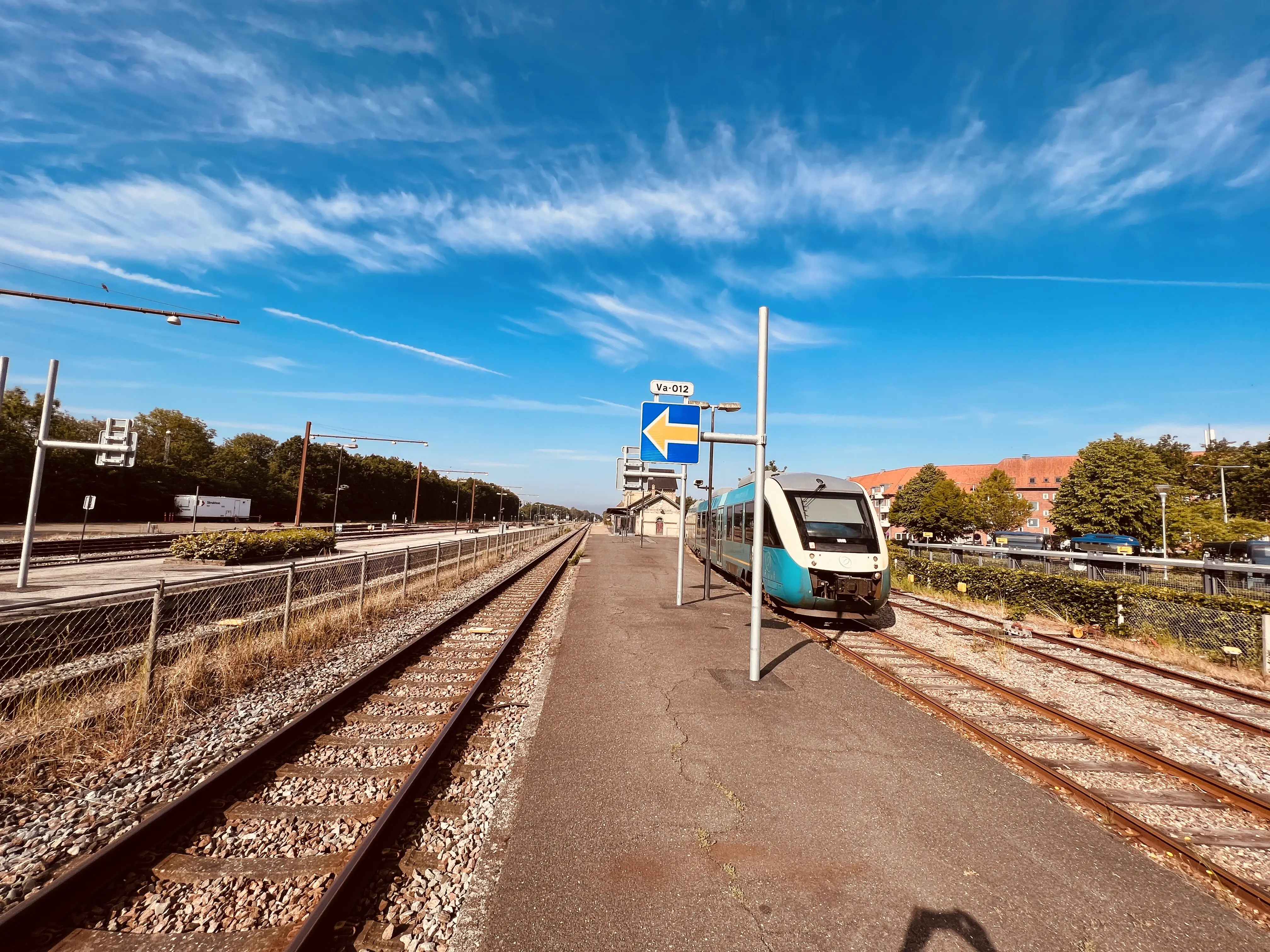 Billede af tog ud for Varde Station. Billede af tog ud for Varde Station.