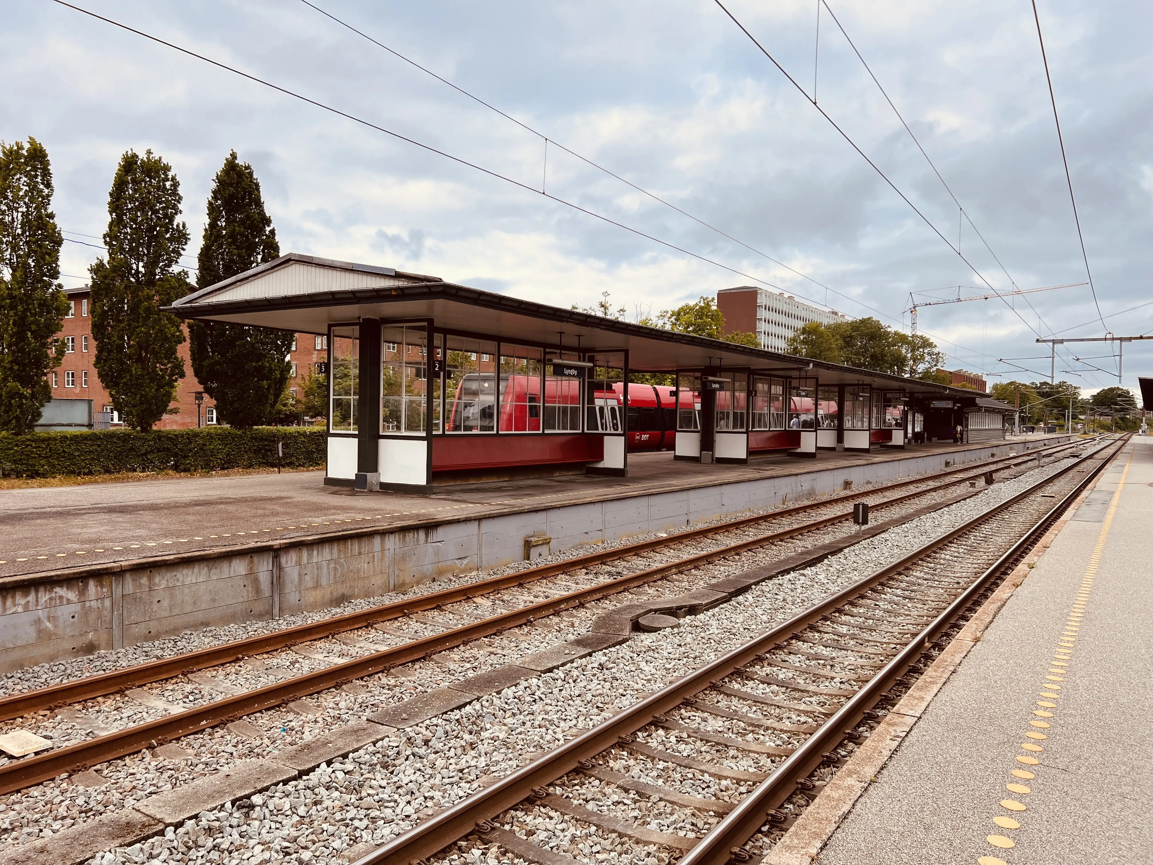 Billede af tog ud for Lyngby Station.