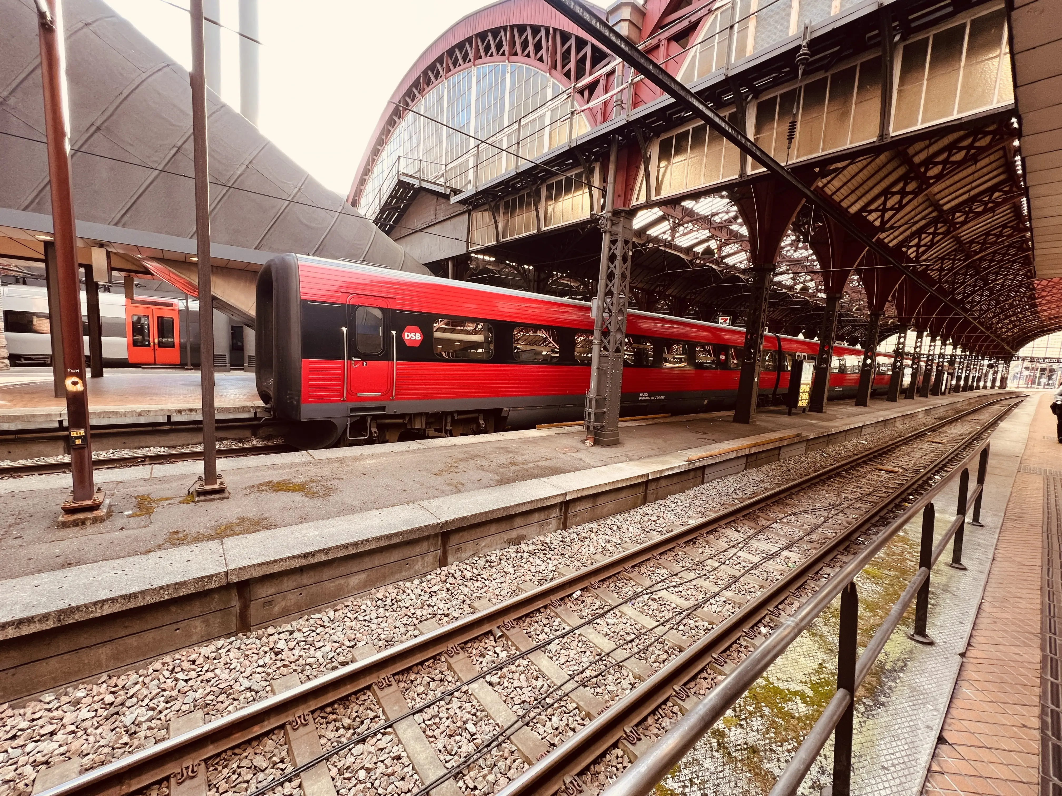 Billede af tog ud for København Hovedbanegård. Billede af tog ud for København Hovedbanegård.