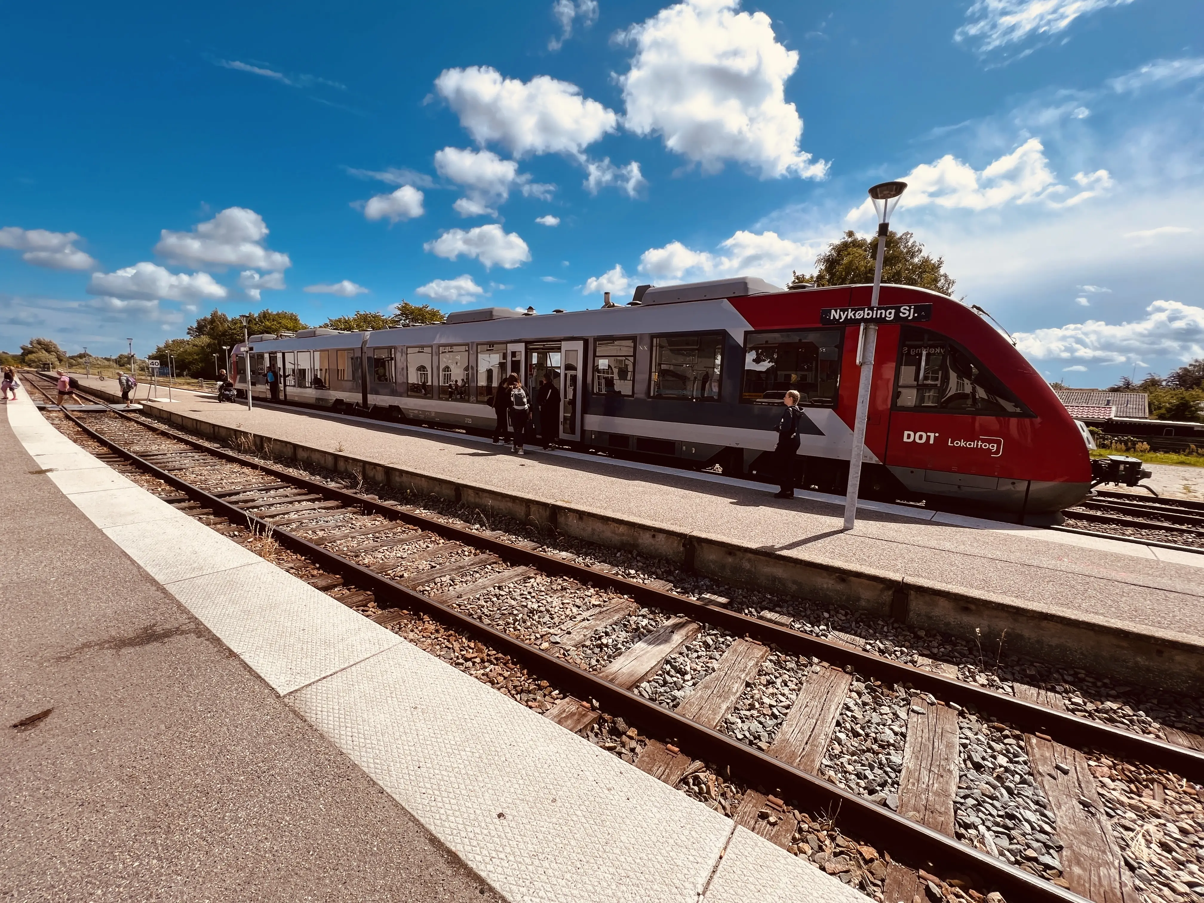 Billede af Lint 41 (serie 2) - LT 2029-2129 ud for Nykøbing Sjælland Station. Billede af Lint 41 (serie 2) - LT 2029-2129 ud for Nykøbing Sjælland Station.