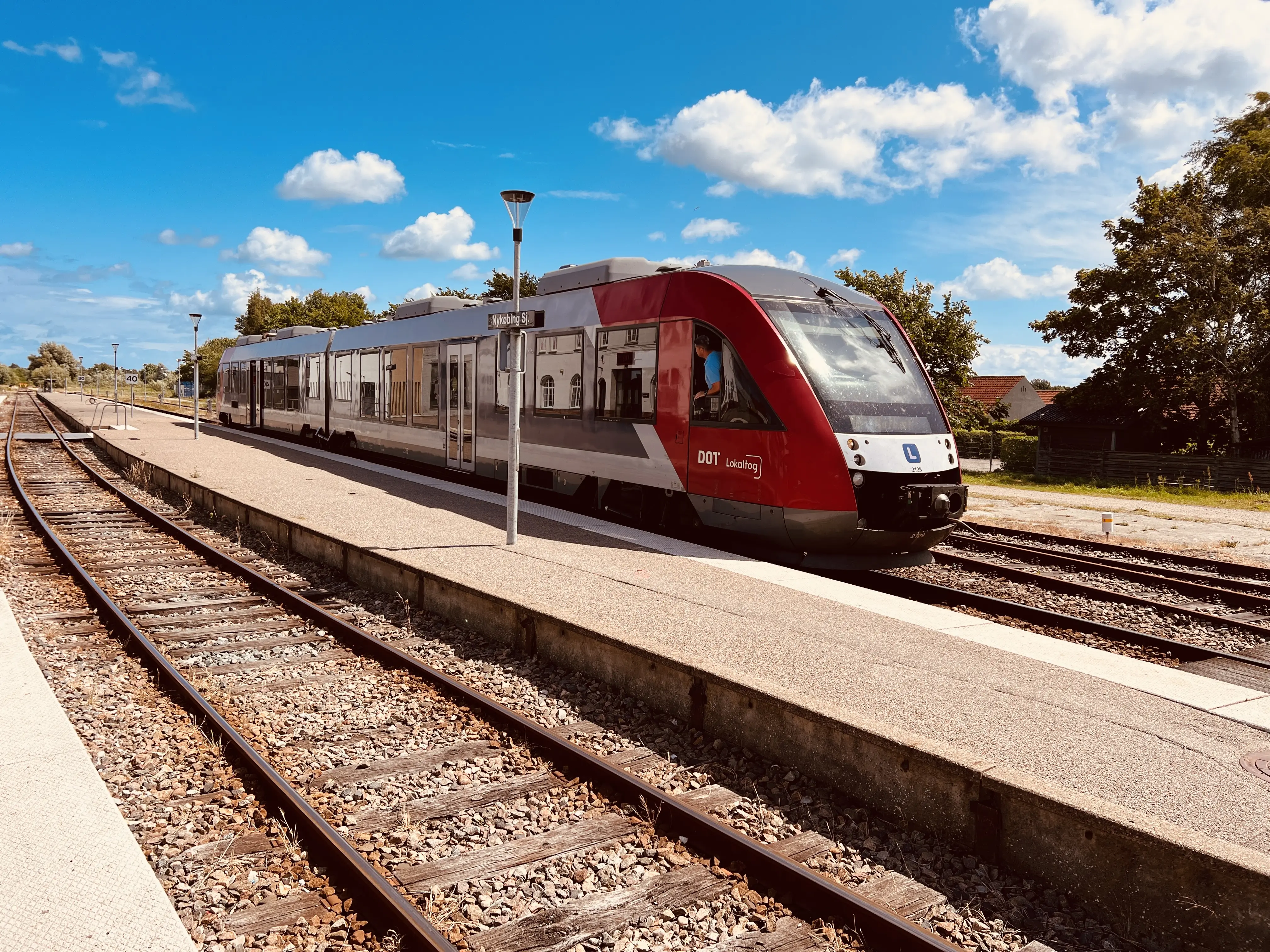 Billede af Lint 41 (serie 2) - LT 2029-2129 ud for Nykøbing Sjælland Station. Billede af Lint 41 (serie 2) - LT 2029-2129 ud for Nykøbing Sjælland Station.