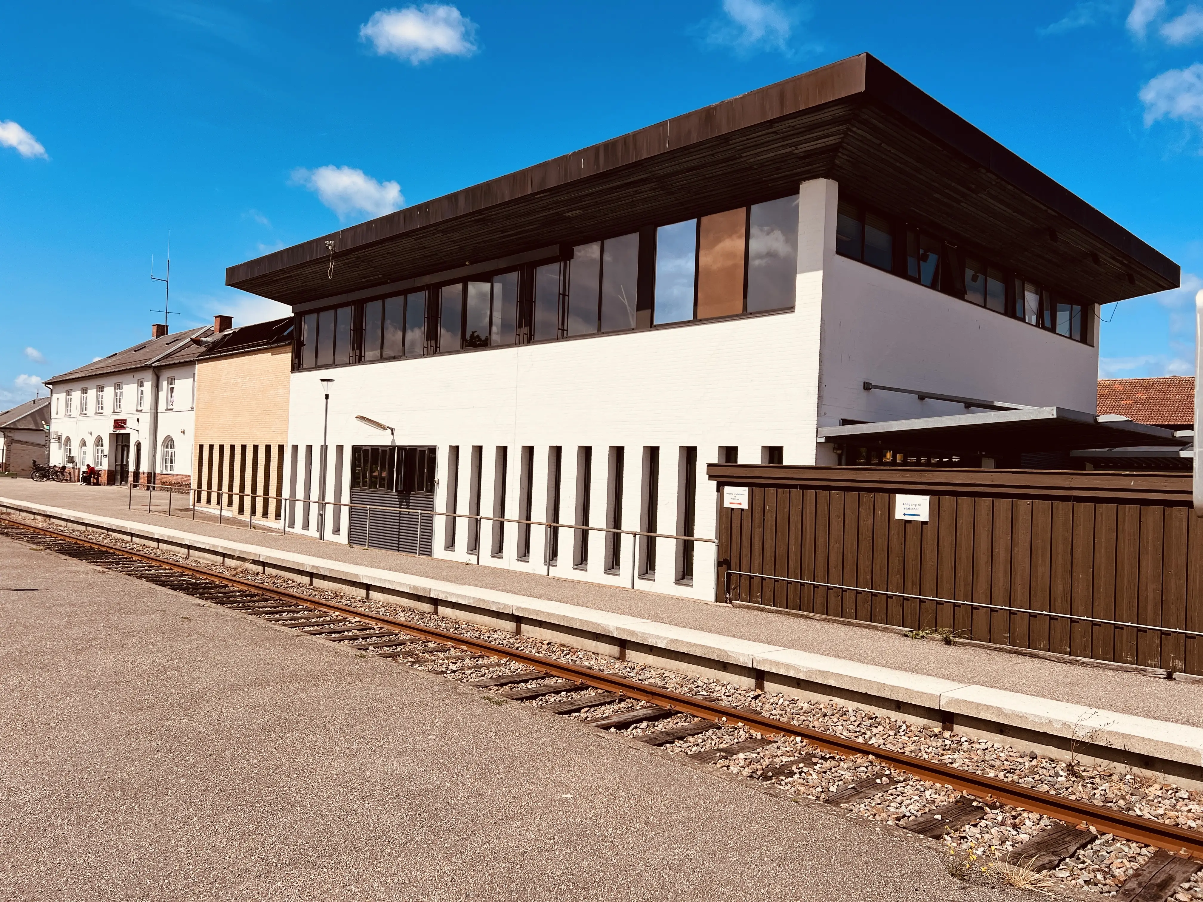 Billede af Posthusbygningen ved Nykøbing Sjælland Station. Billede af Posthusbygningen ved Nykøbing Sjælland Station.