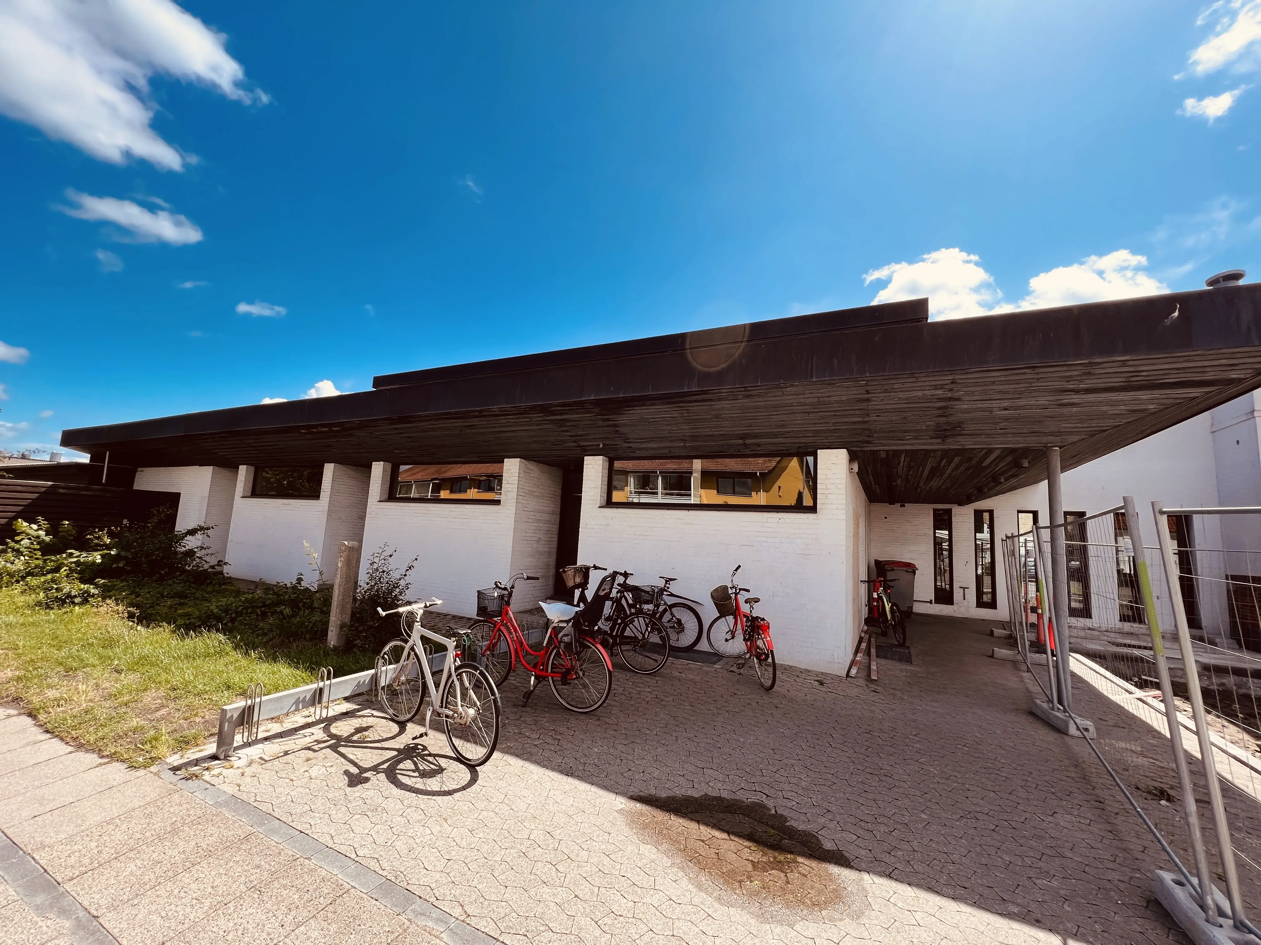 Billede af Posthusbygningen ved Nykøbing Sjælland Station. Billede af Posthusbygningen ved Nykøbing Sjælland Station.