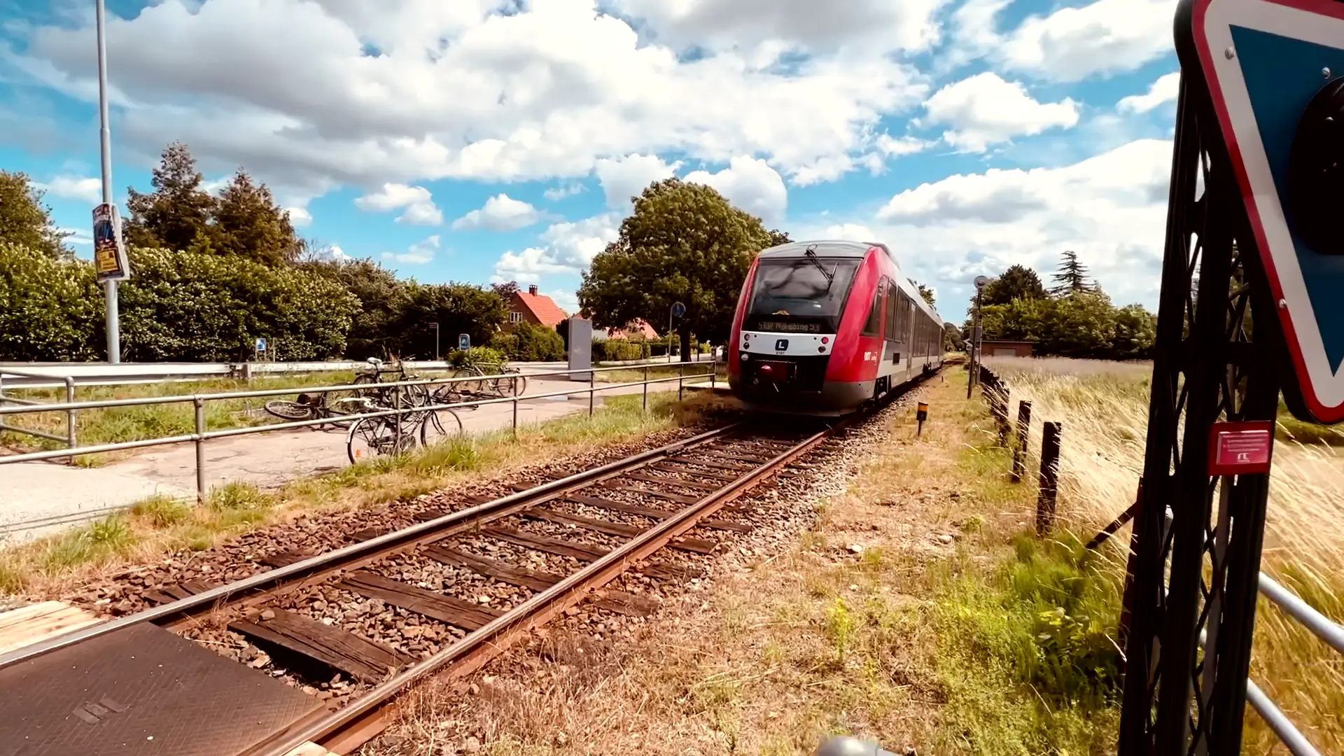 Billede af tog ud for Nyled Trinbræt.