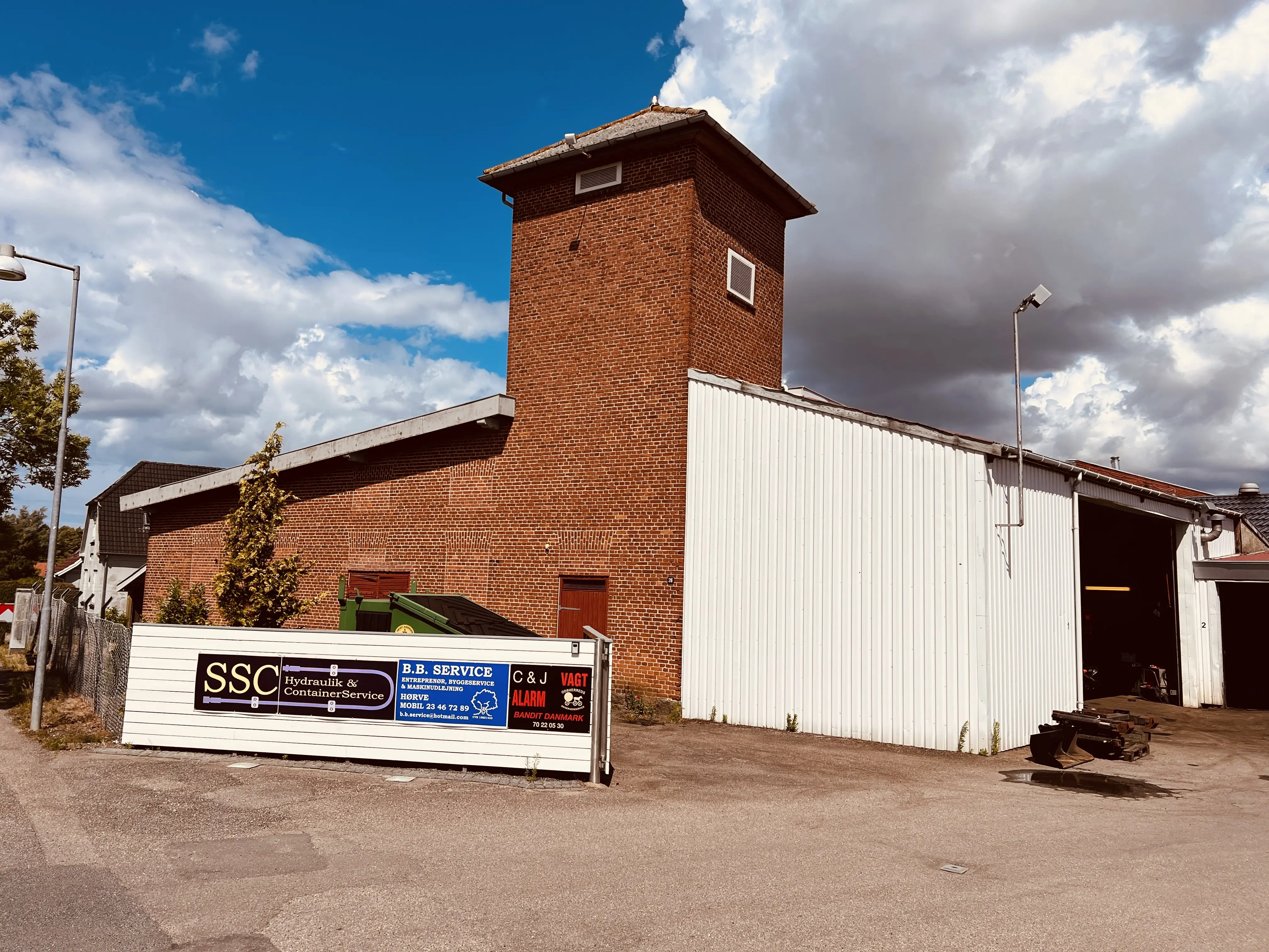 Billede af Hørve-Værslev banens remise ved Hørve Station. Billede af Hørve-Værslev banens remise ved Hørve Station.