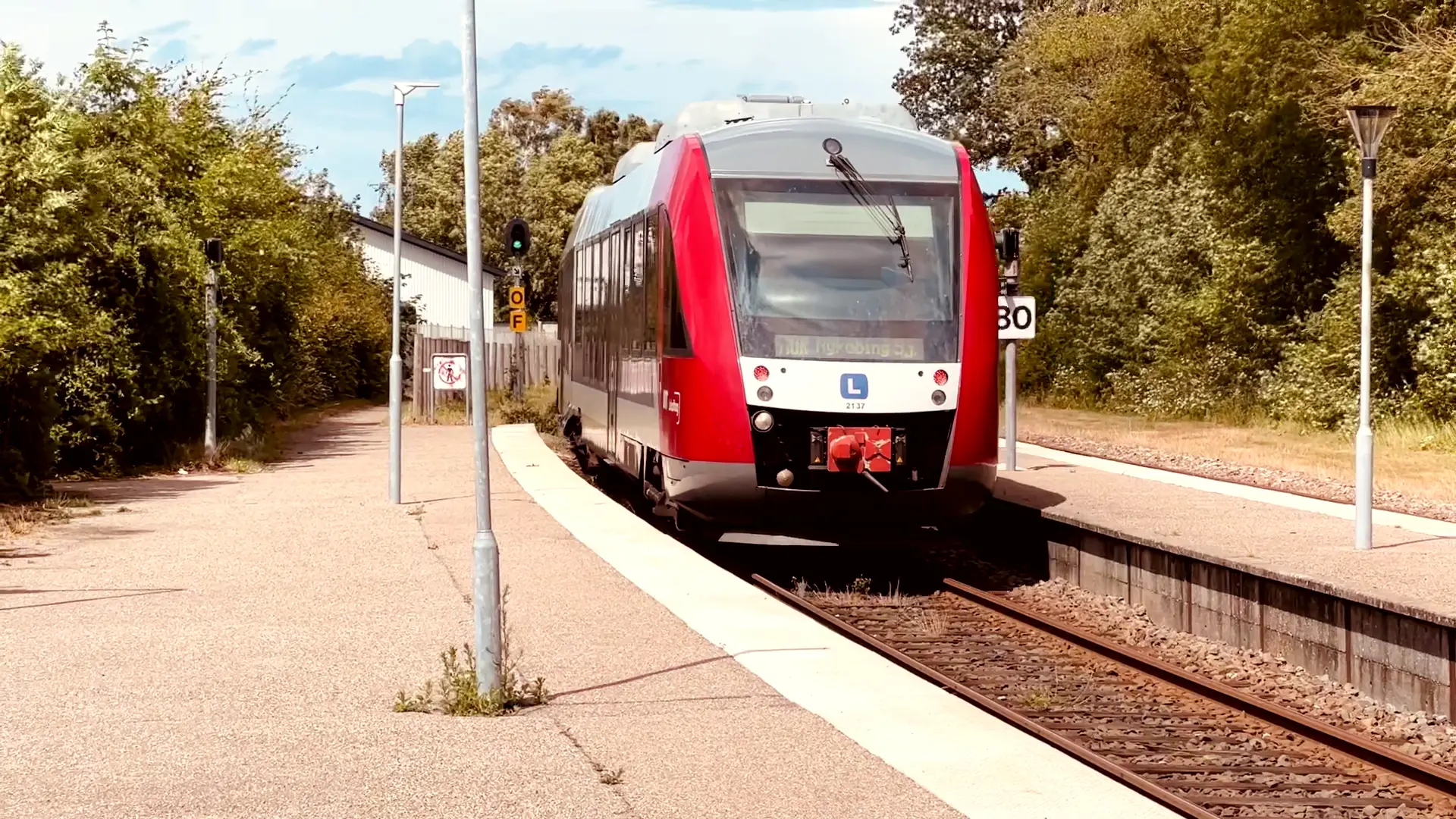 Billede af tog ud for Hørve Station. Billede af tog ud for Hørve Station.
