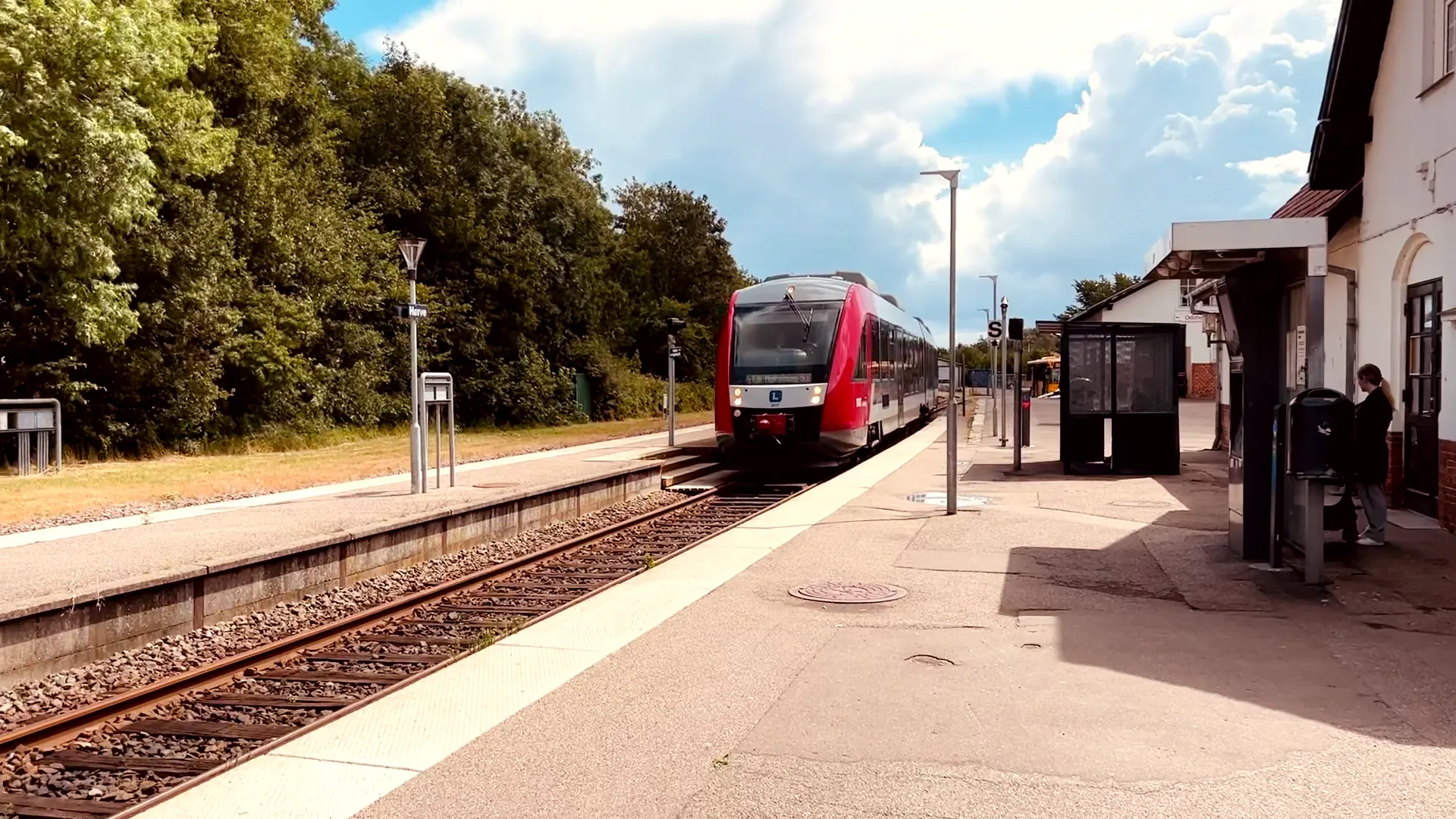 Billede af tog ud for Hørve Station. Billede af tog ud for Hørve Station.