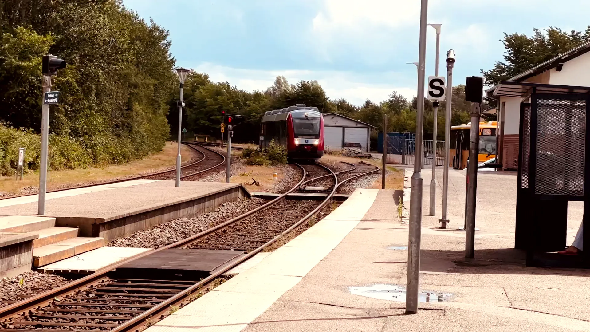 Billede af tog ud for Hørve Station. Billede af tog ud for Hørve Station.