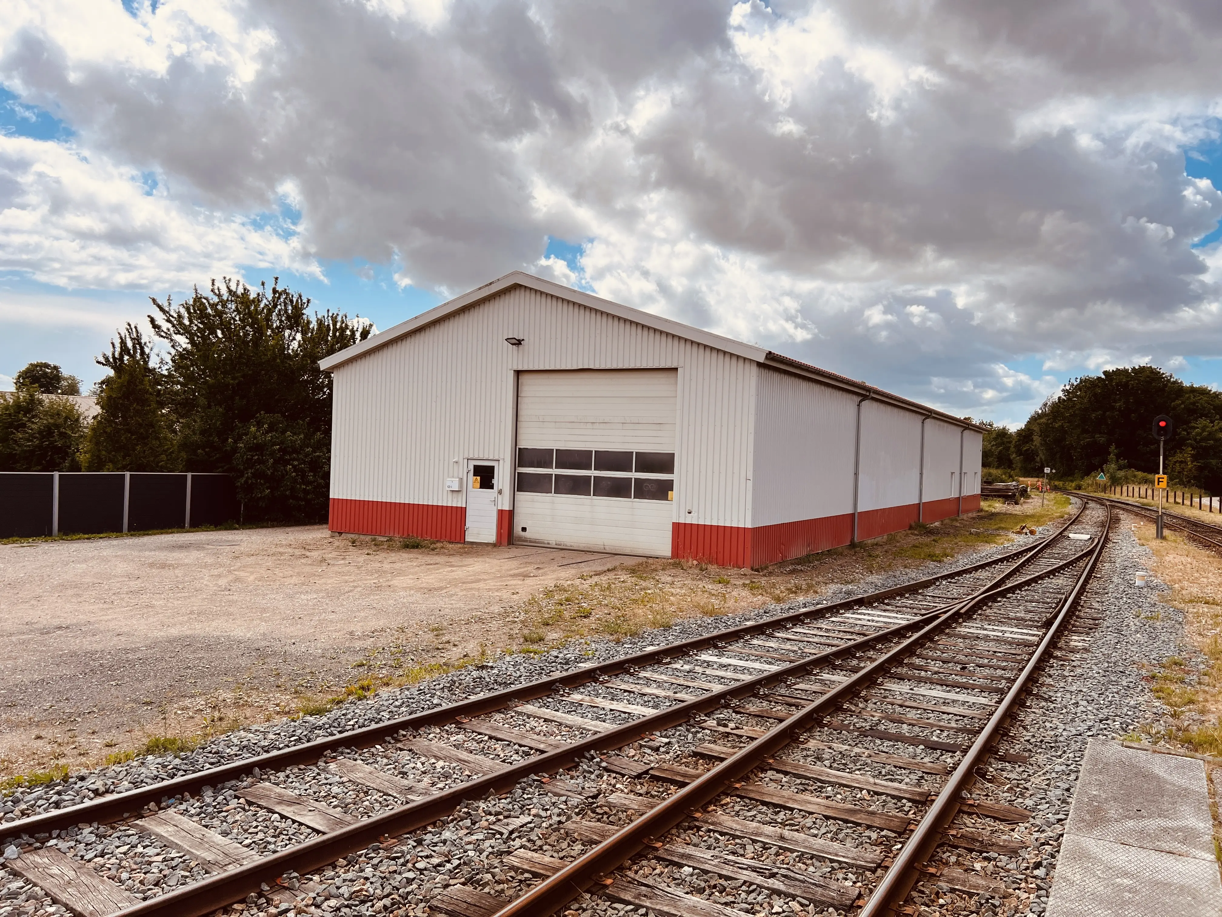 Billede af materielbygningen ved Asnæs Station. Billede af materielbygningen ved Asnæs Station.