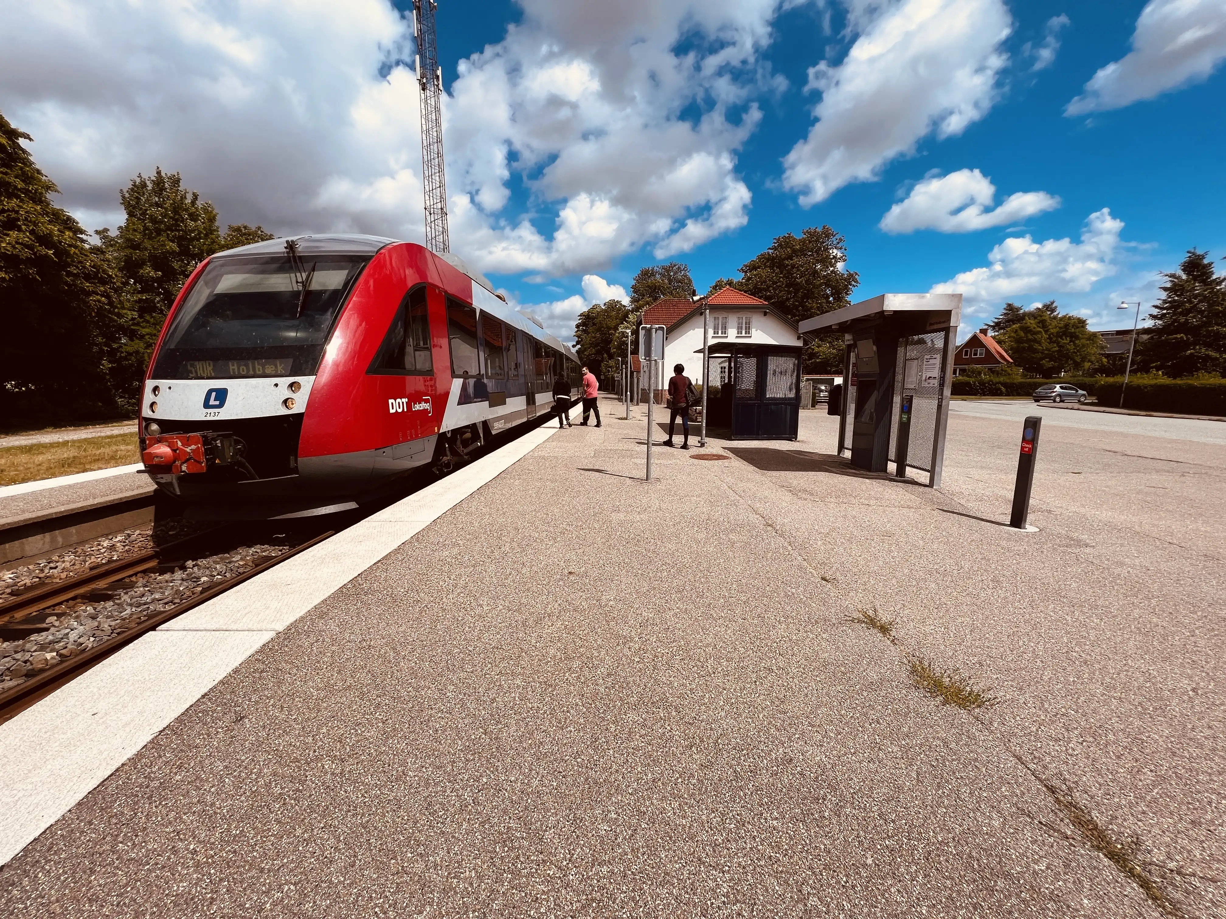 Billede af tog ud for Grevinge Station.